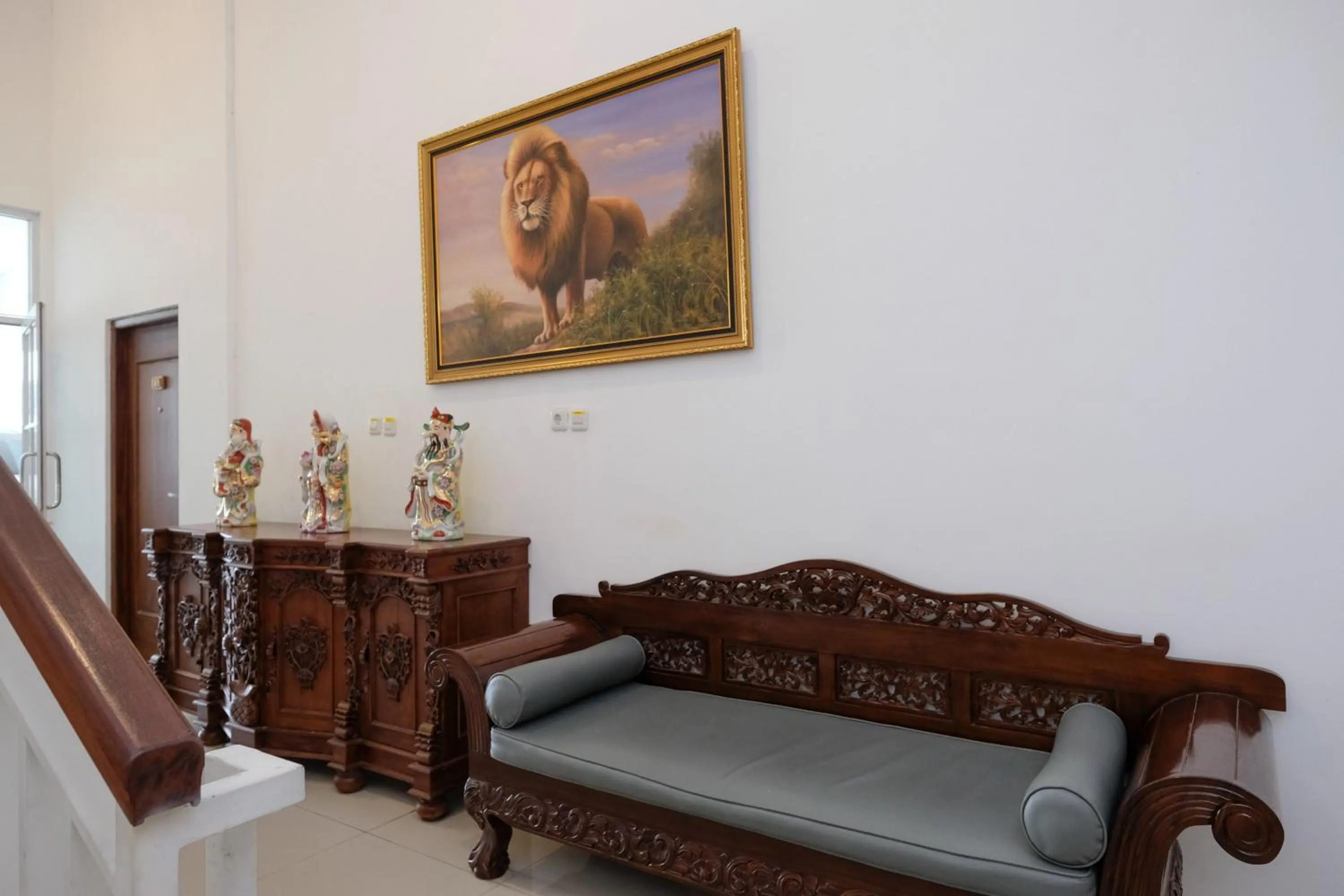 Seating area in Urbanview Hotel Dommy Yogyakarta by RedDoorz