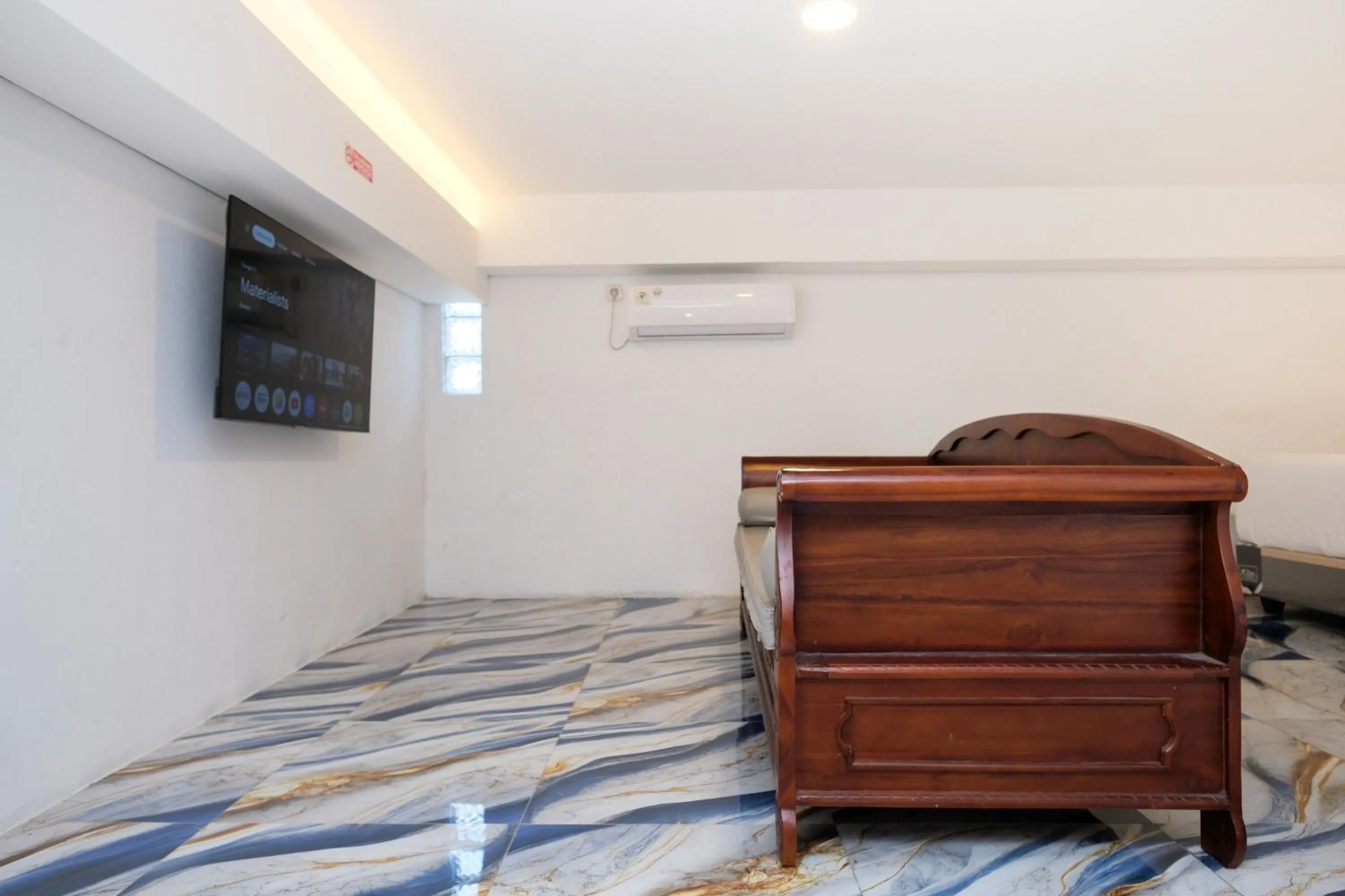 TV and multimedia, Bed in Urbanview Hotel Dommy Yogyakarta by RedDoorz