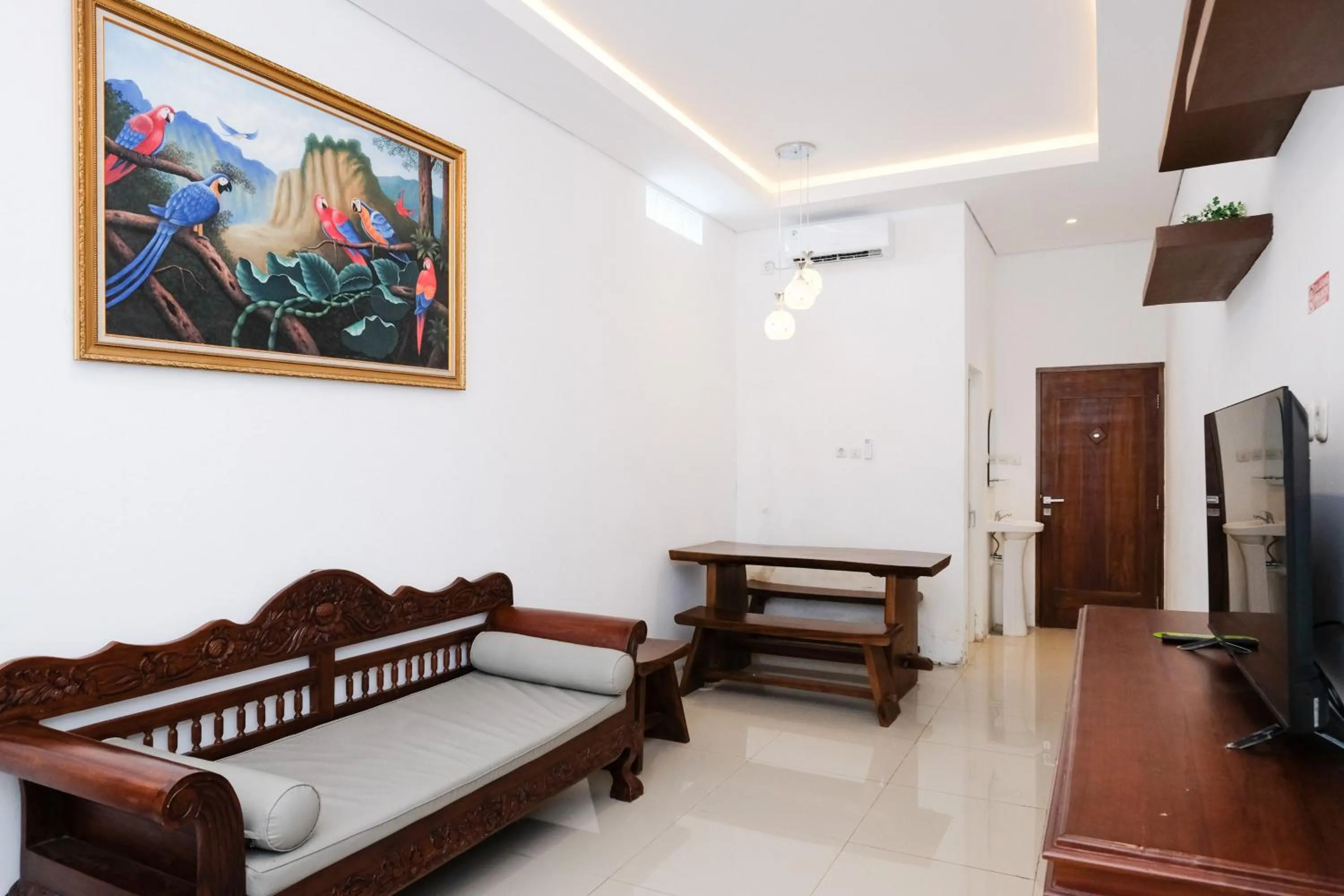 Seating area in Urbanview Hotel Dommy Yogyakarta by RedDoorz