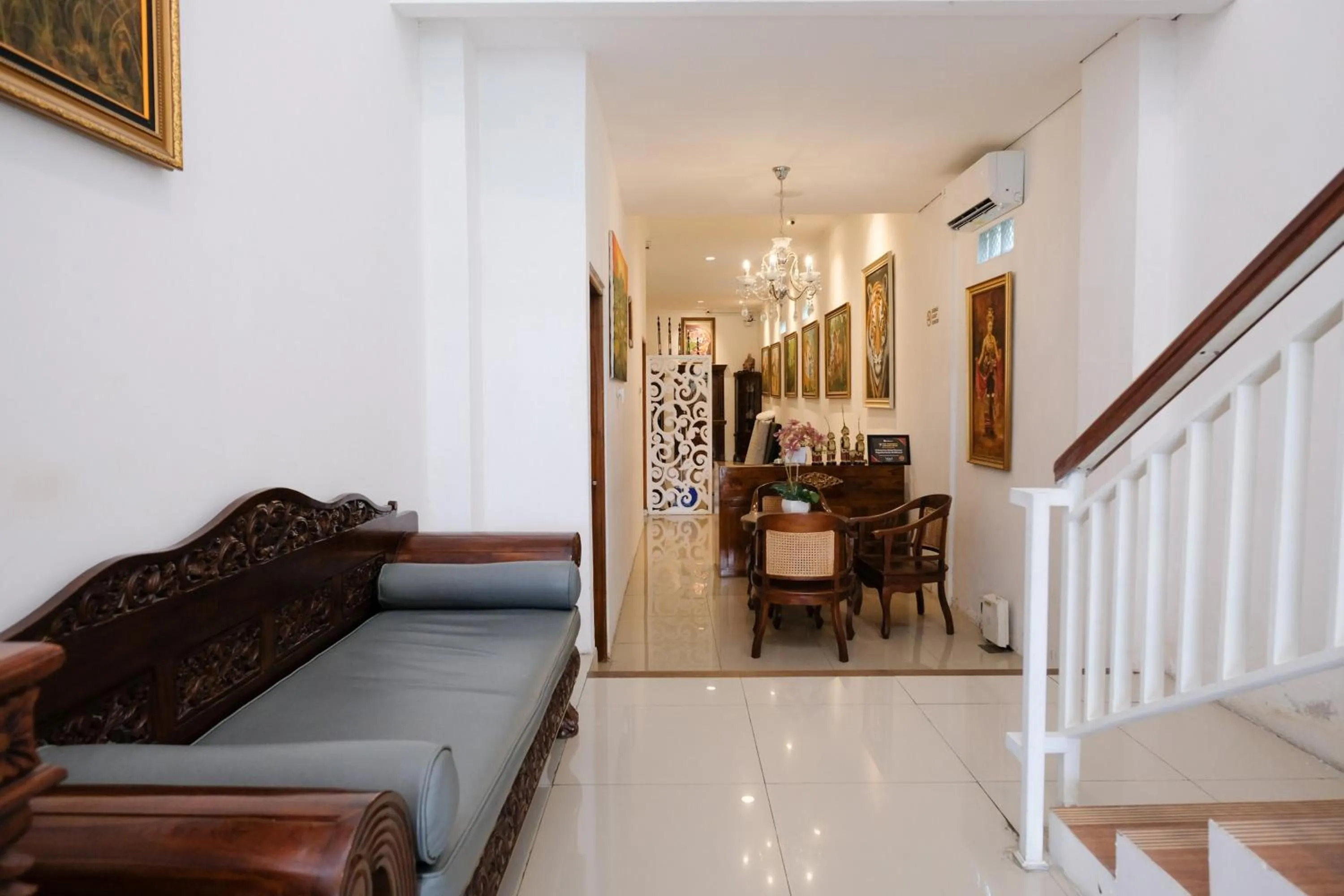 Seating area in Urbanview Hotel Dommy Yogyakarta by RedDoorz