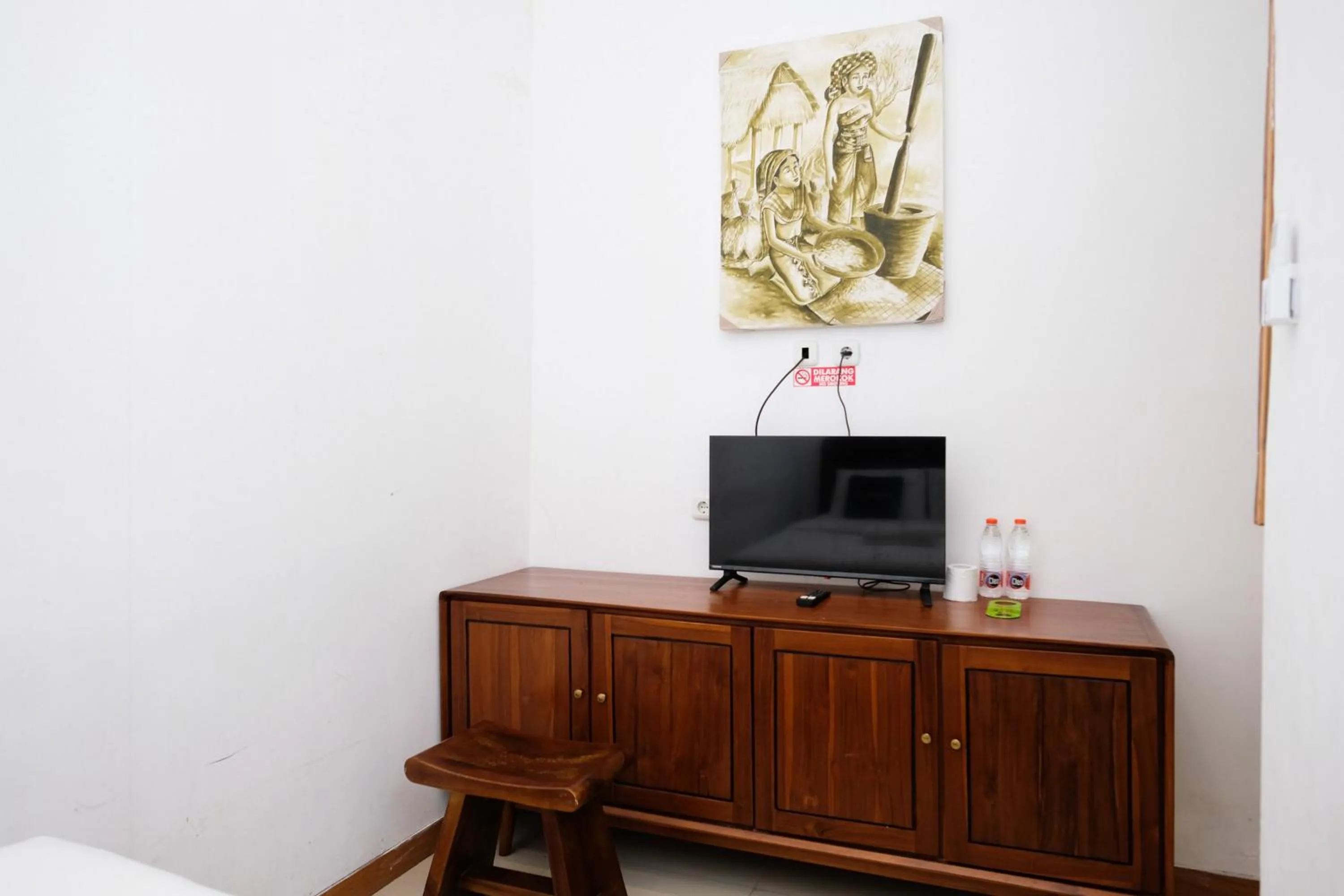 TV and multimedia in Urbanview Hotel Dommy Yogyakarta by RedDoorz