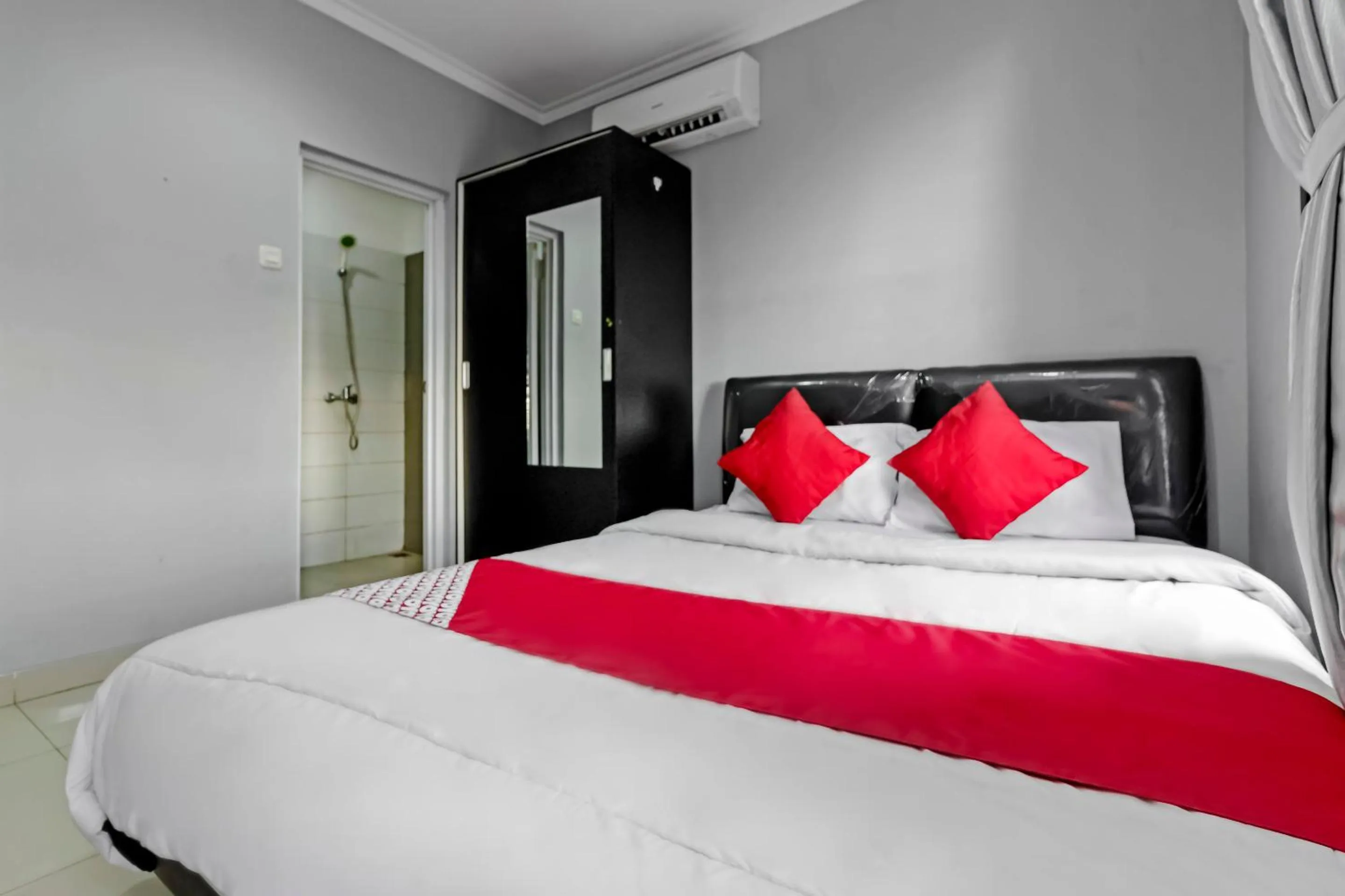 Photo of the whole room, Bed in Collection O Pondok Indah Near Gandaria City Formerly Lamaison Residence