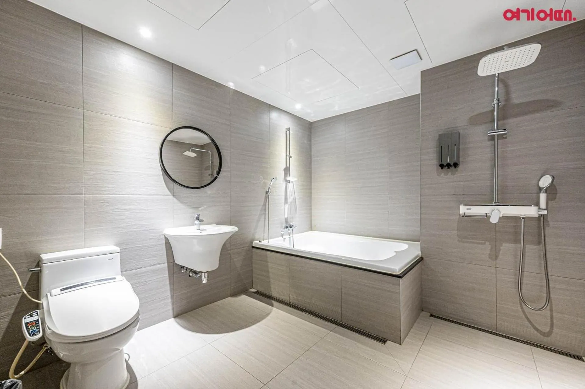 Shower in Doksan 3S Hotel