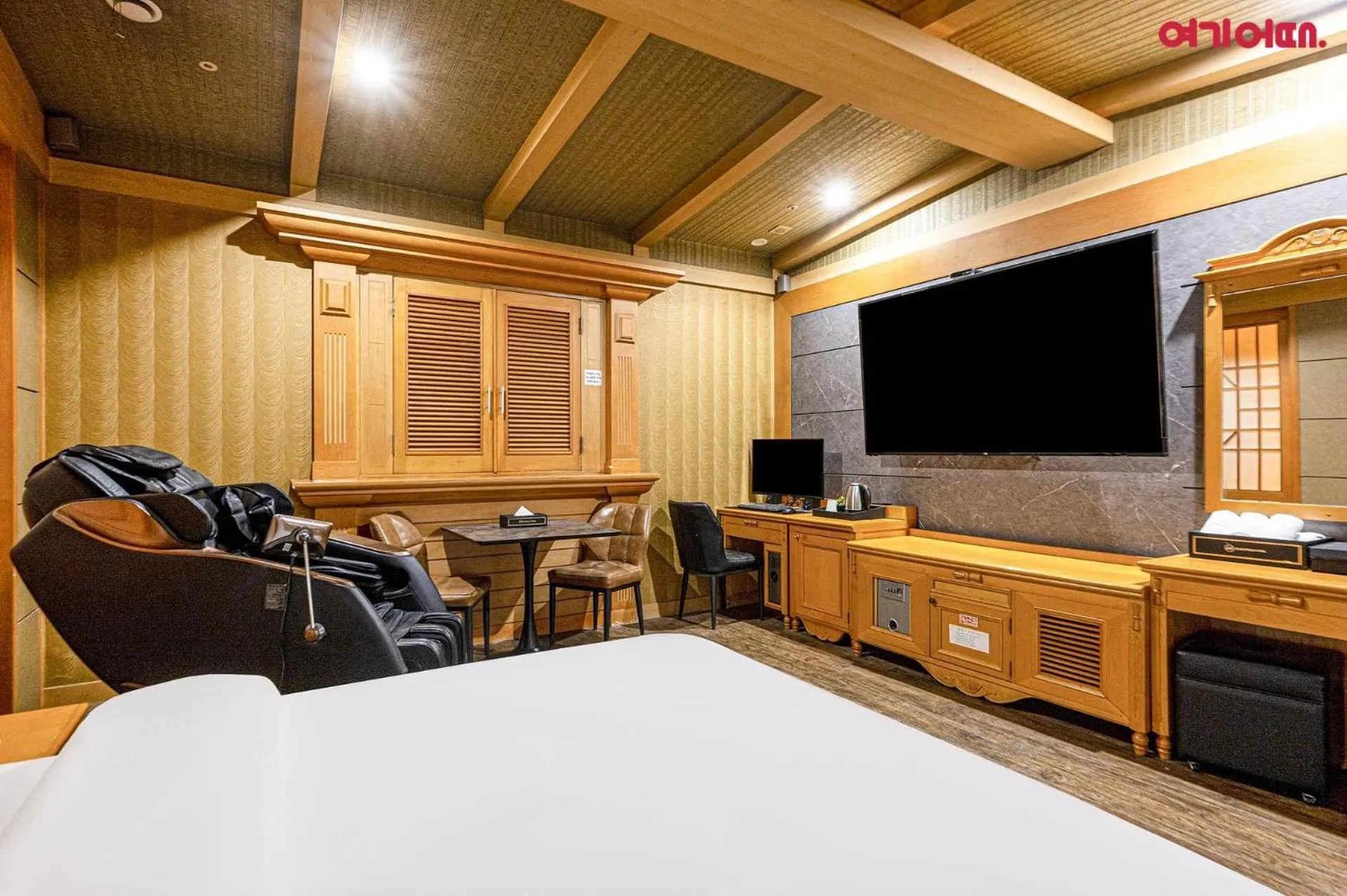 Communal lounge/ TV room in Doksan 3S Hotel
