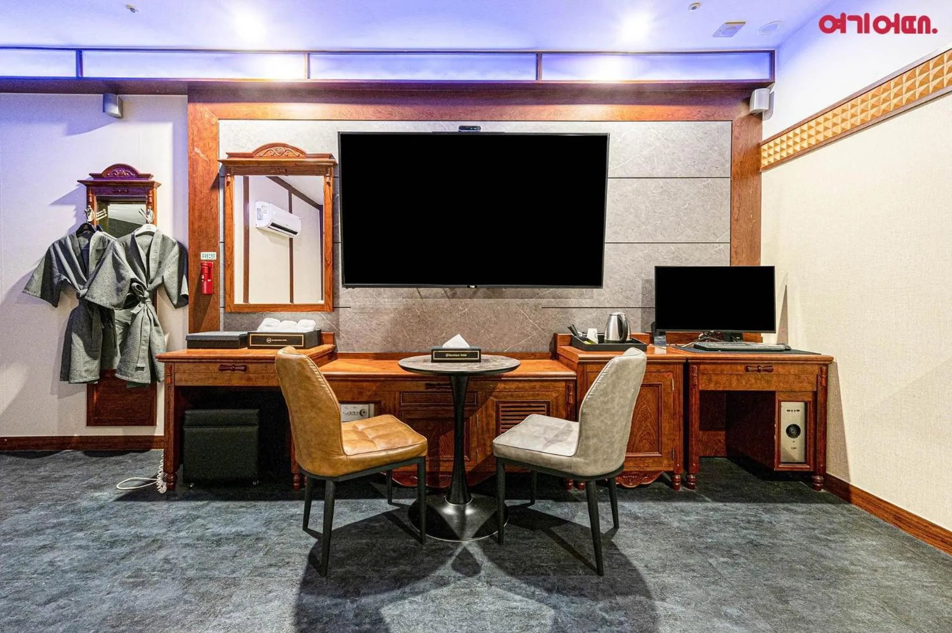 Communal lounge/ TV room in Doksan 3S Hotel