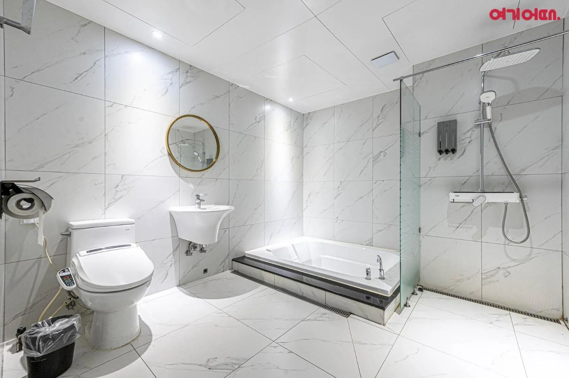 Shower in Doksan 3S Hotel
