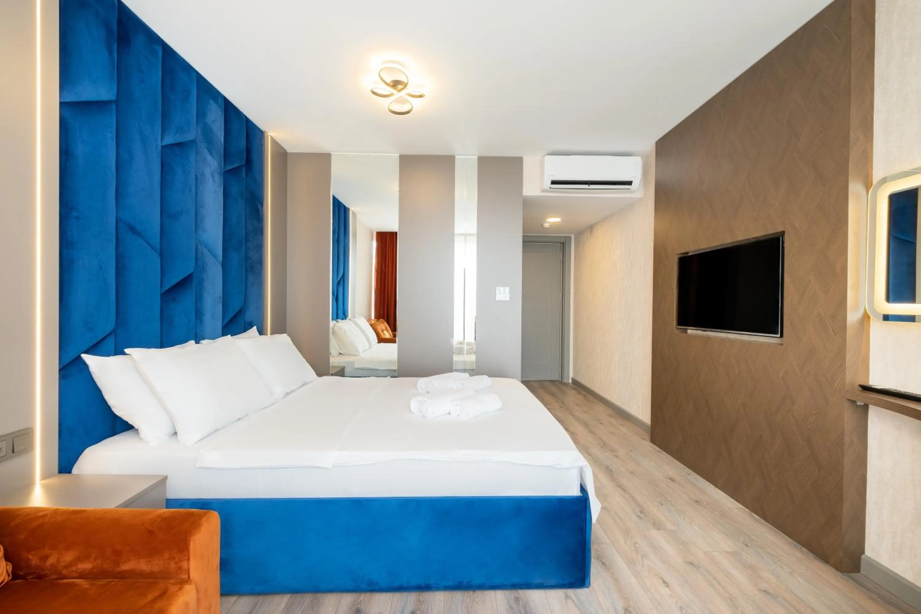 Photo of the whole room, Bed in The Port Güzelyalı