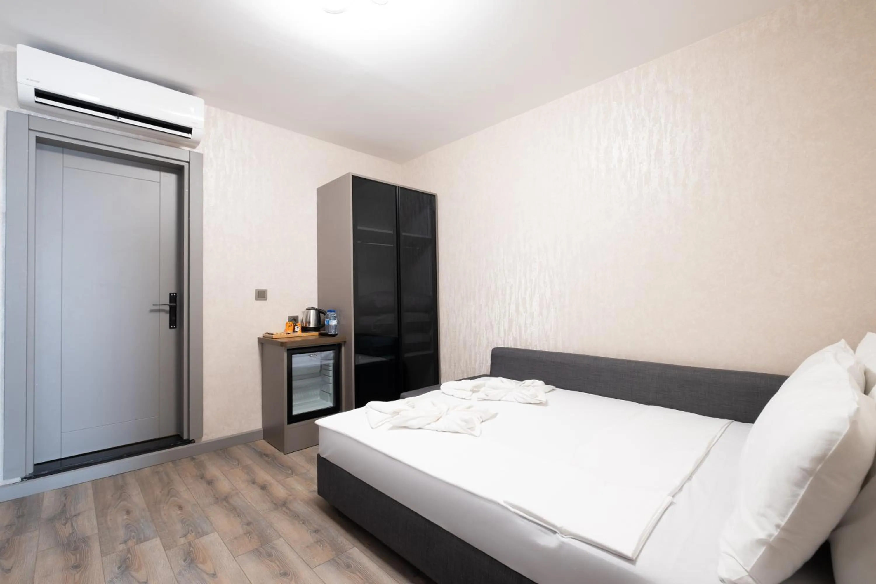 Photo of the whole room, Bed in The Port Güzelyalı