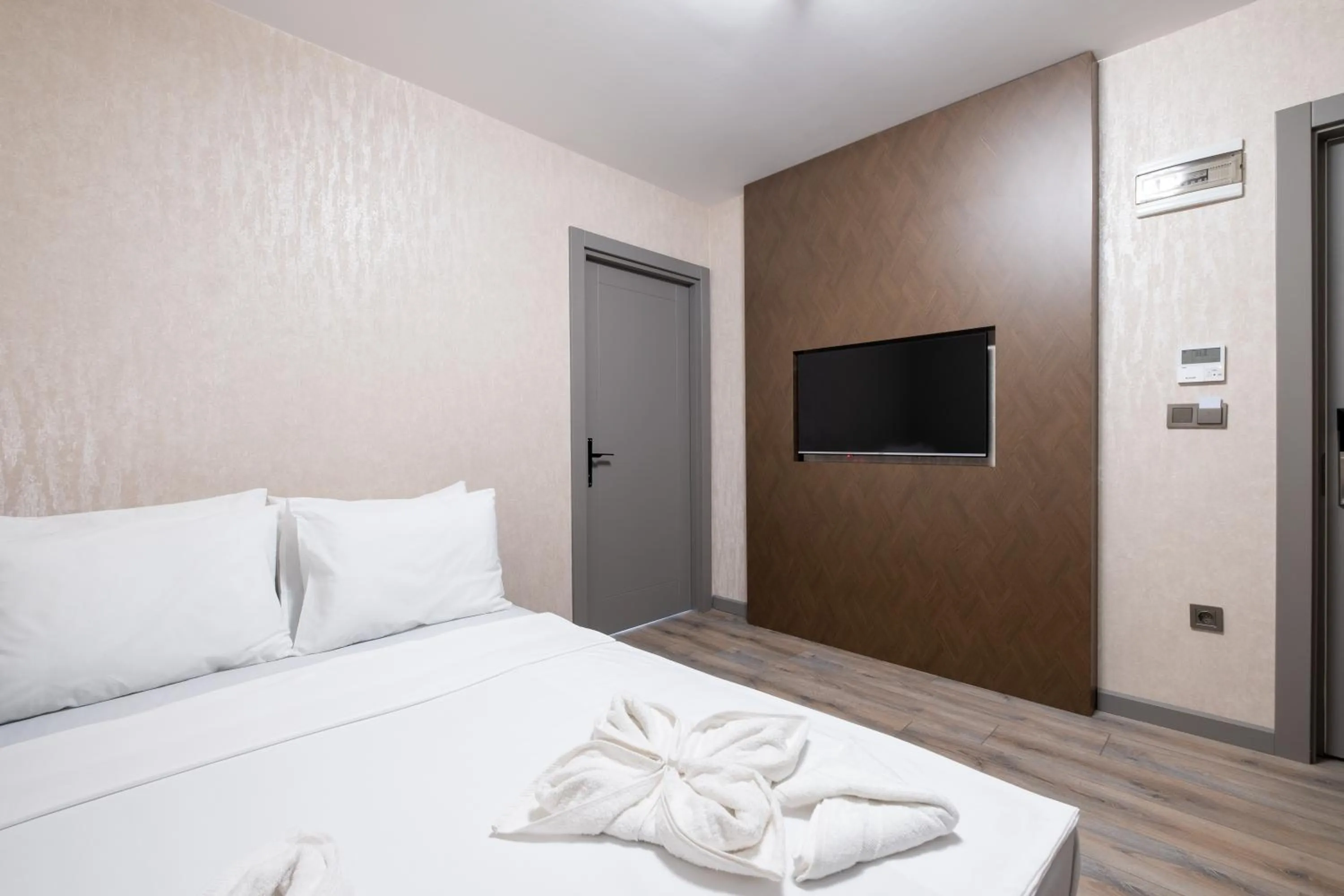 Photo of the whole room, Bed in The Port Güzelyalı