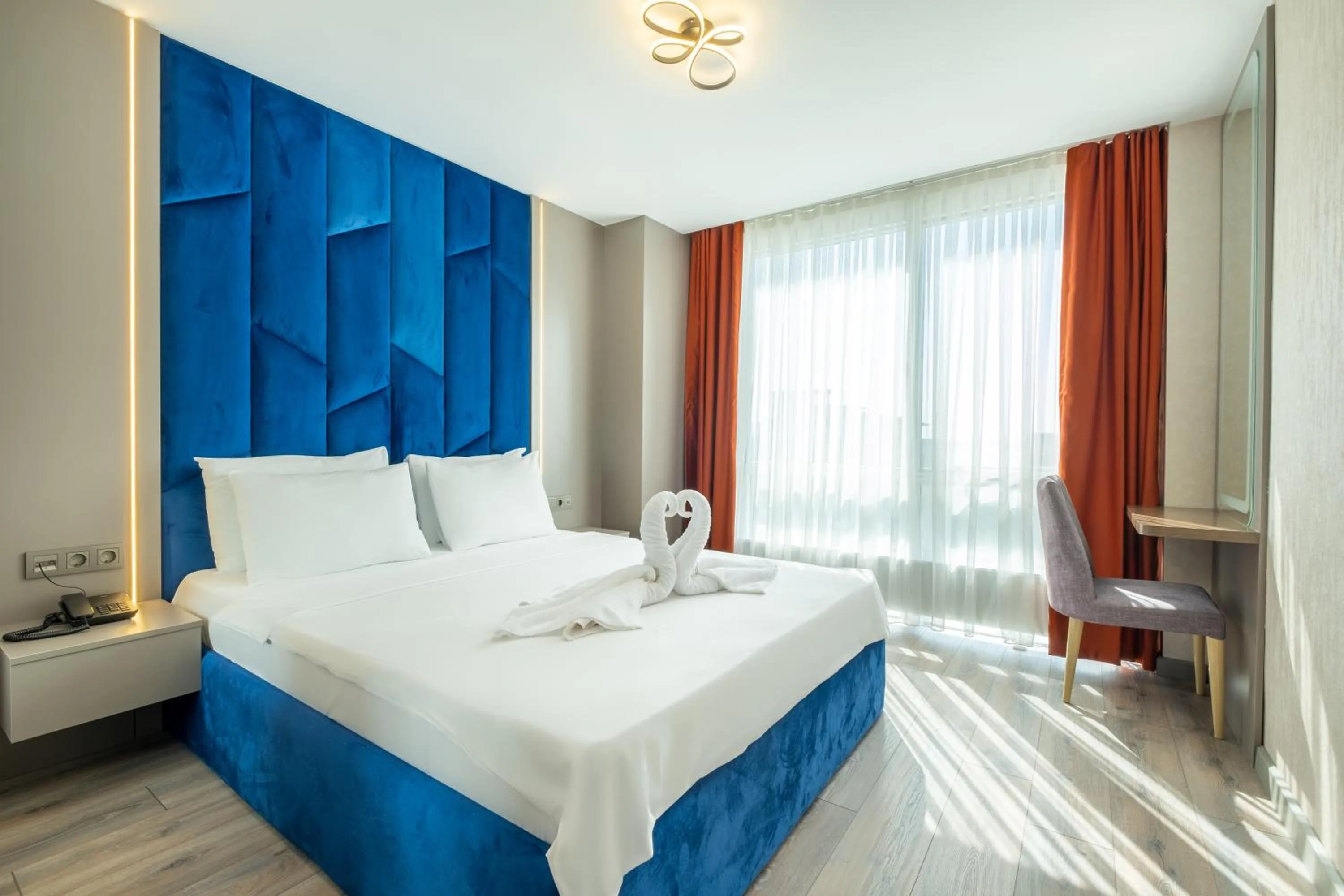 Photo of the whole room, Bed in The Port Güzelyalı