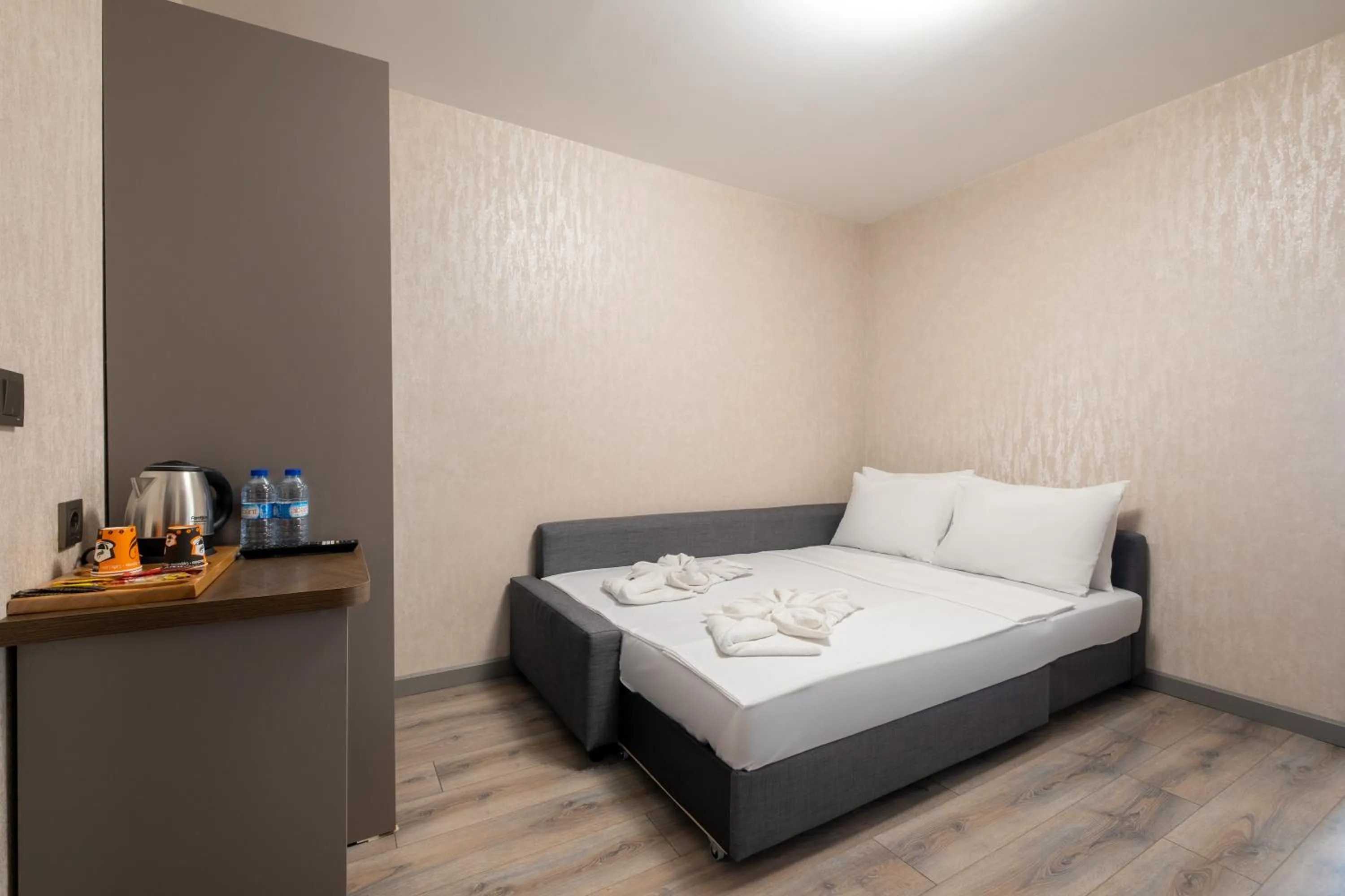 Photo of the whole room, Bed in The Port Güzelyalı