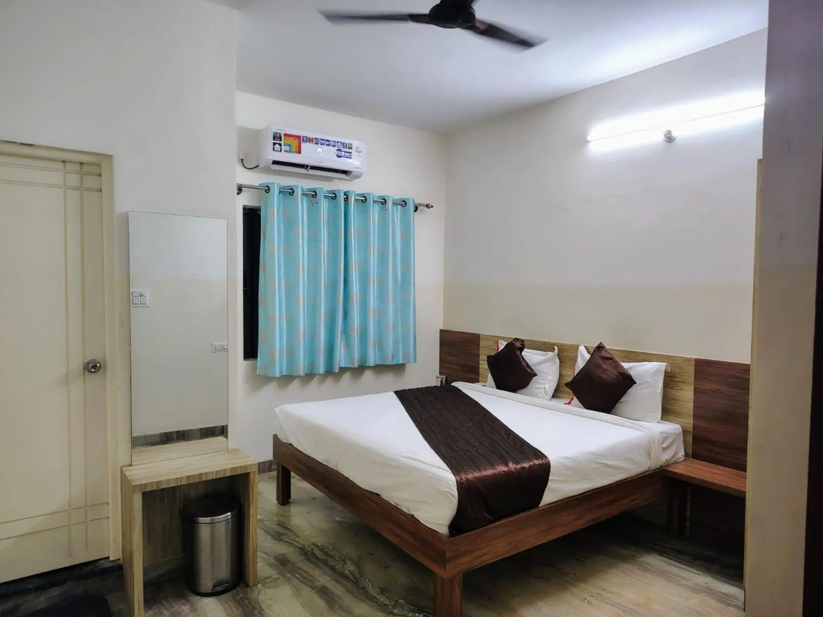 Hotel SKY INNs