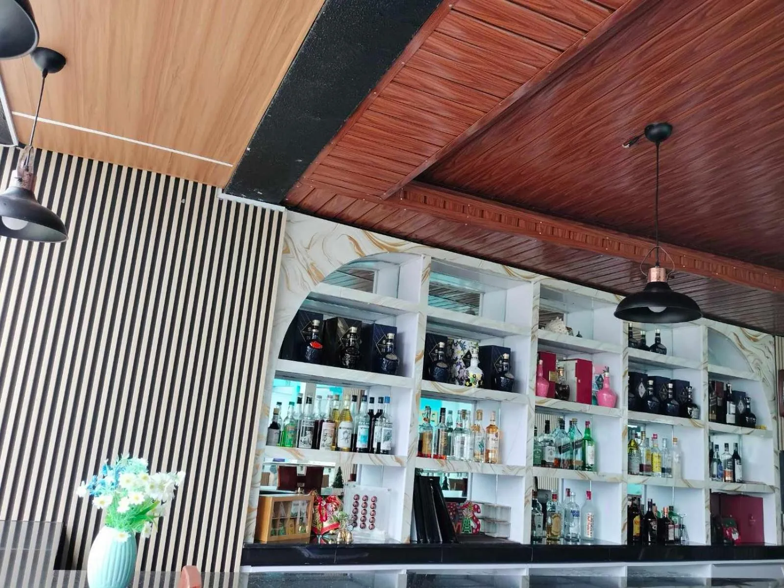 Restaurant/places to eat in Montani Beach Resort Puerto Galera powered by Cocotel