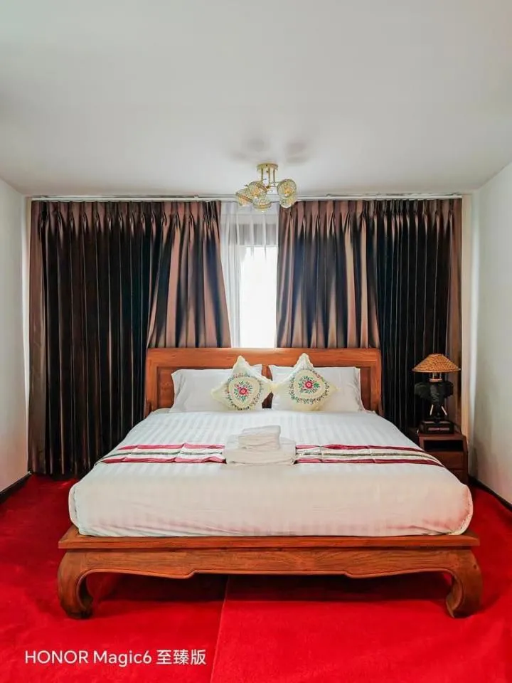 Baan Khlong Mae Kha Hotel