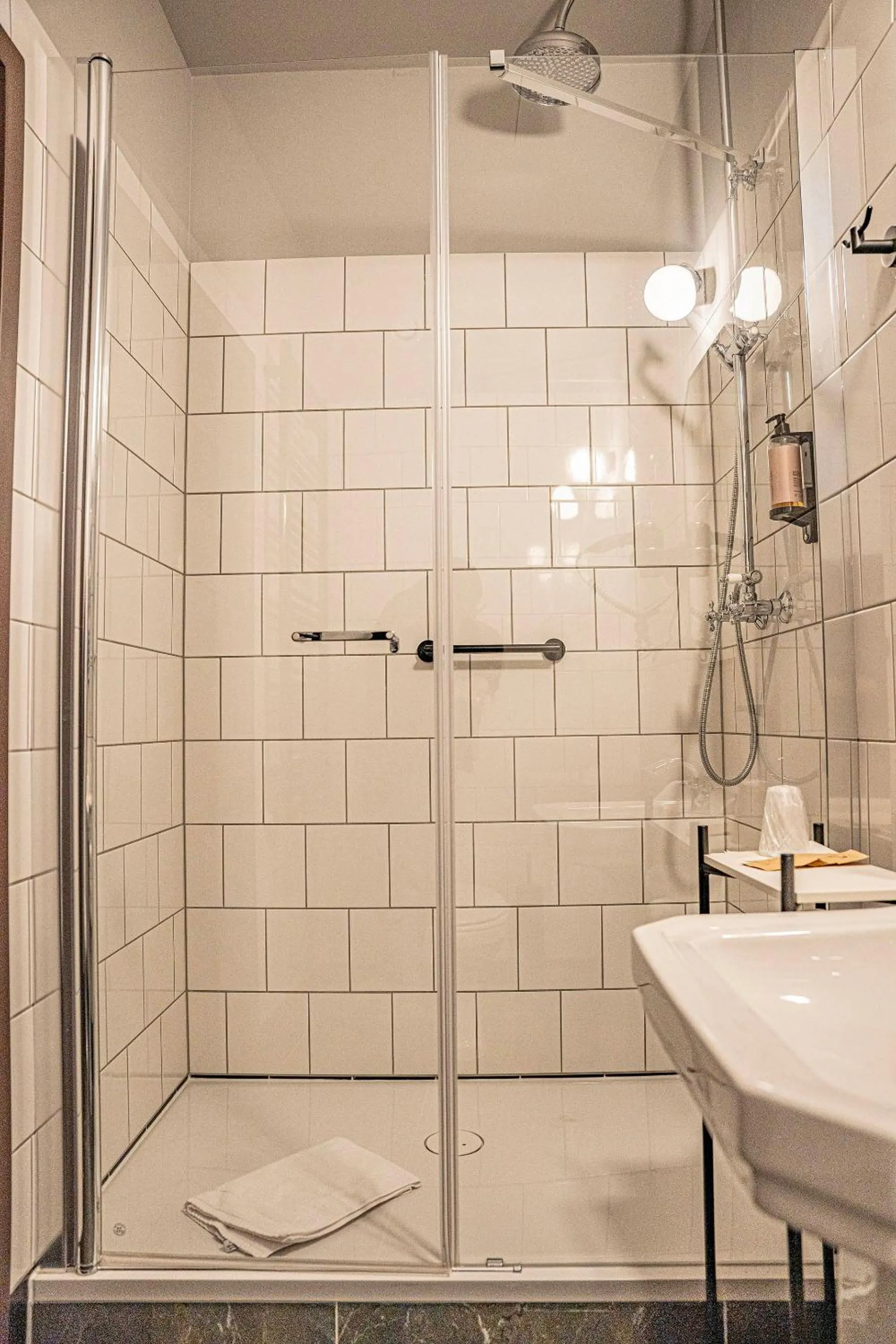 Shower in ARCHE Klasztor Wrocław