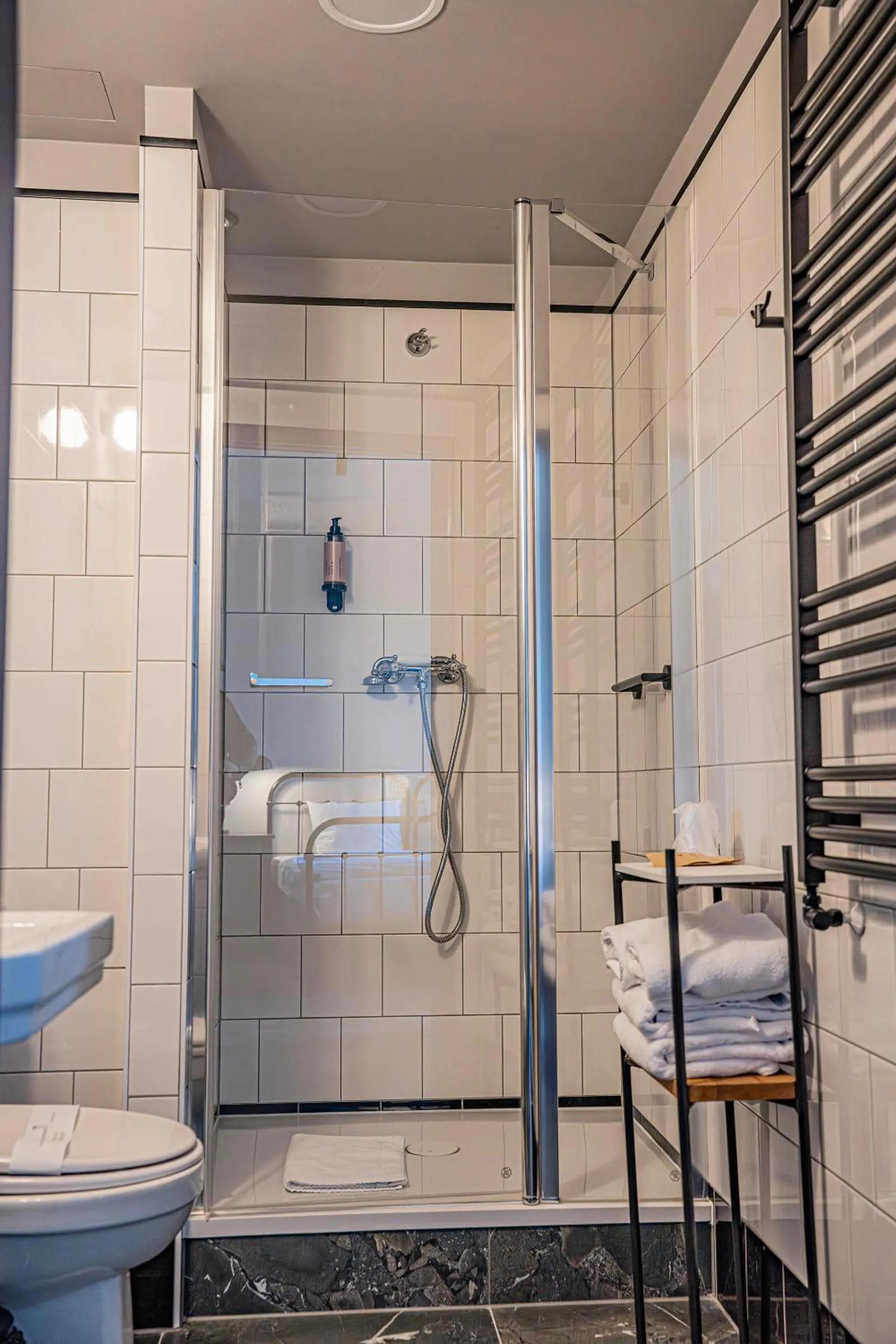 Shower in ARCHE Klasztor Wrocław