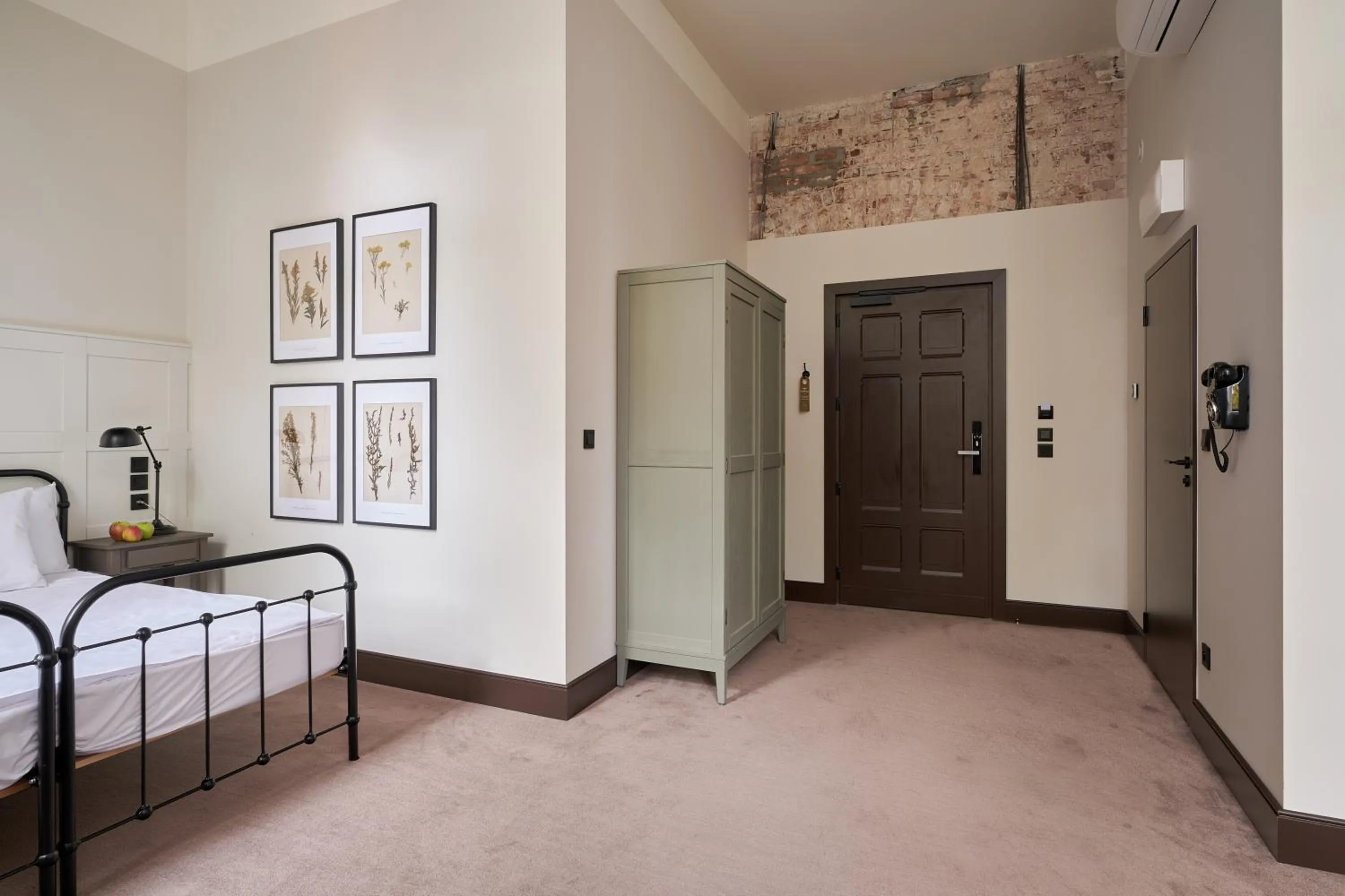 Photo of the whole room, Bed in ARCHE Klasztor Wrocław