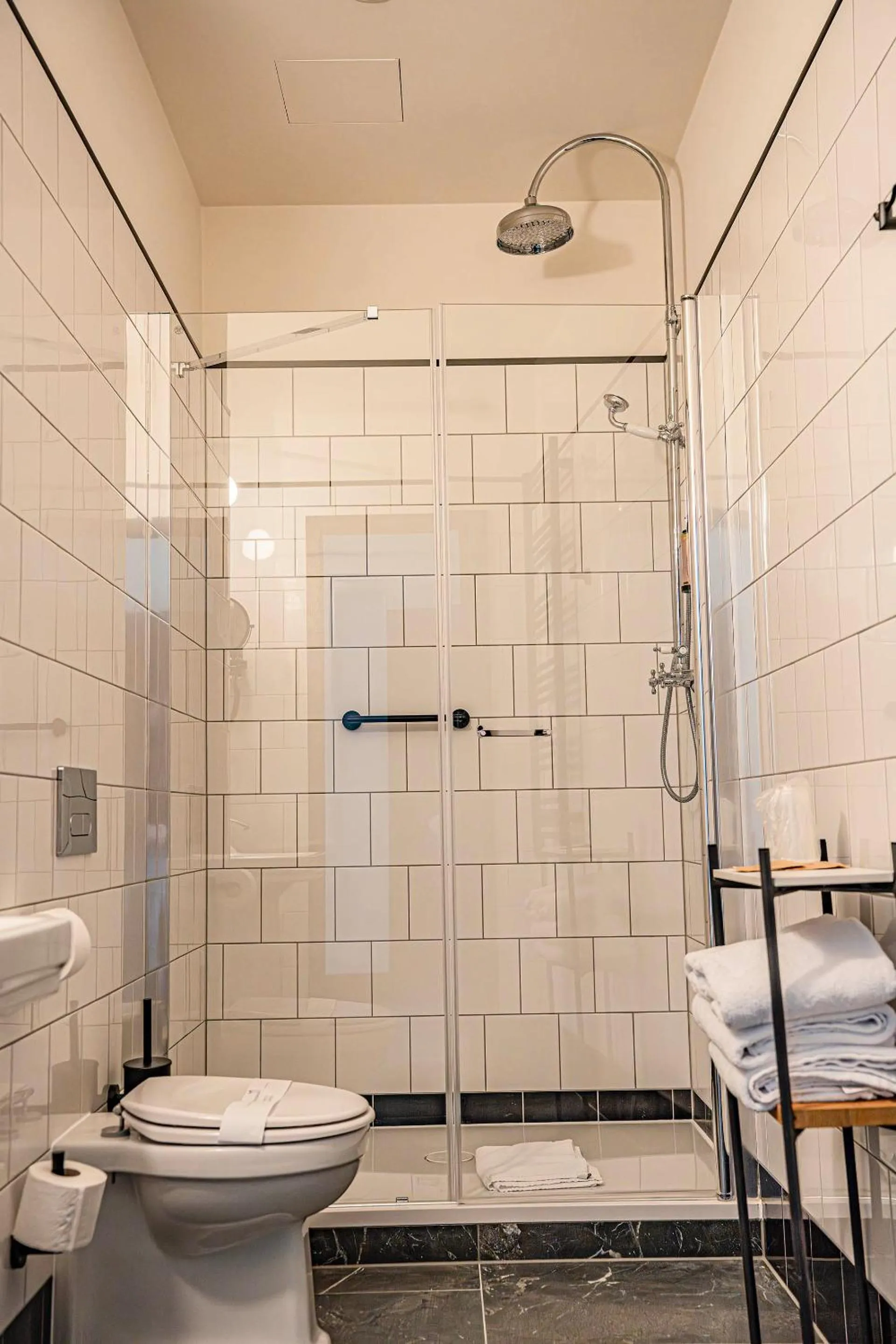 Shower in ARCHE Klasztor Wrocław