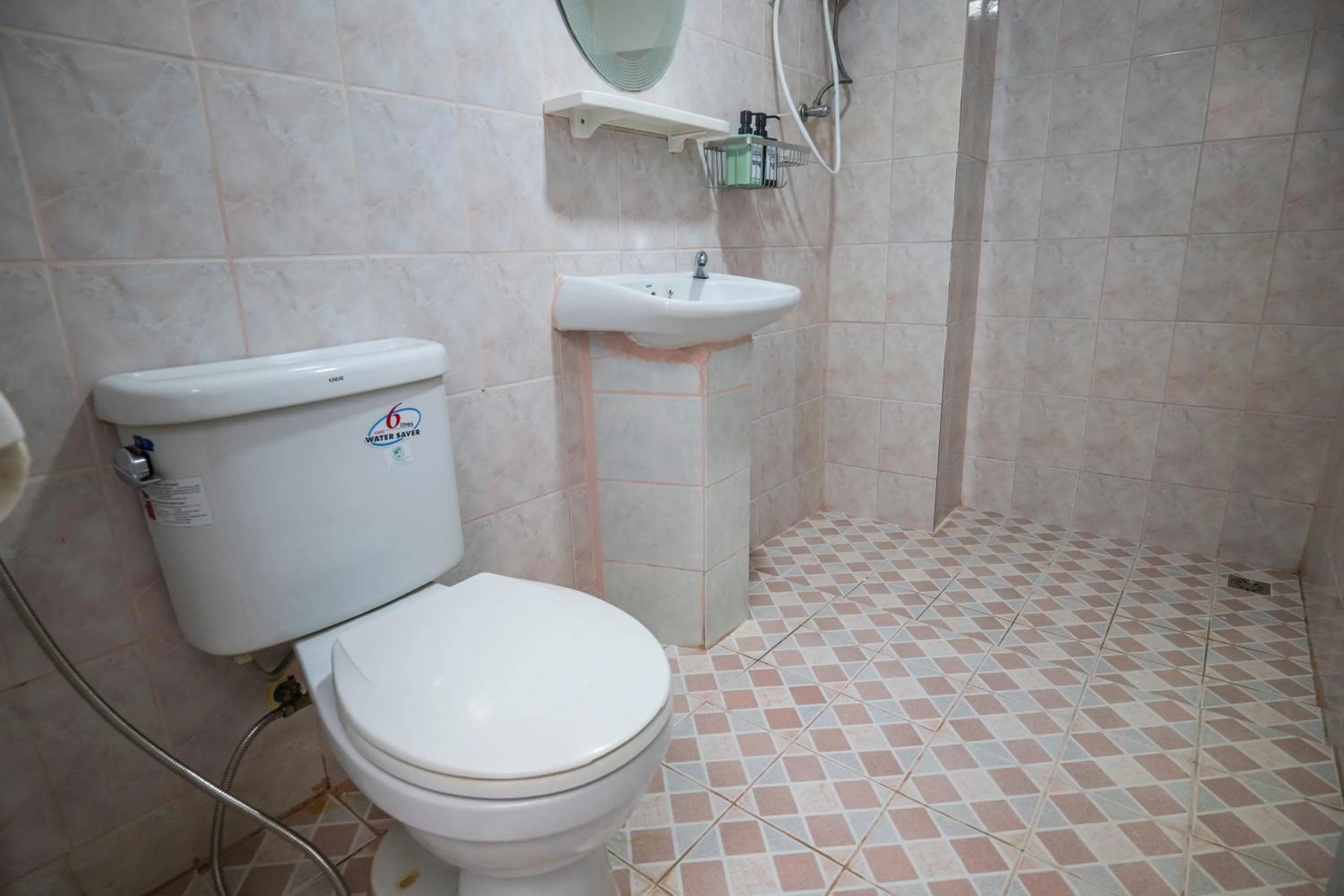 Toilet in Mam Kaibae Hotel