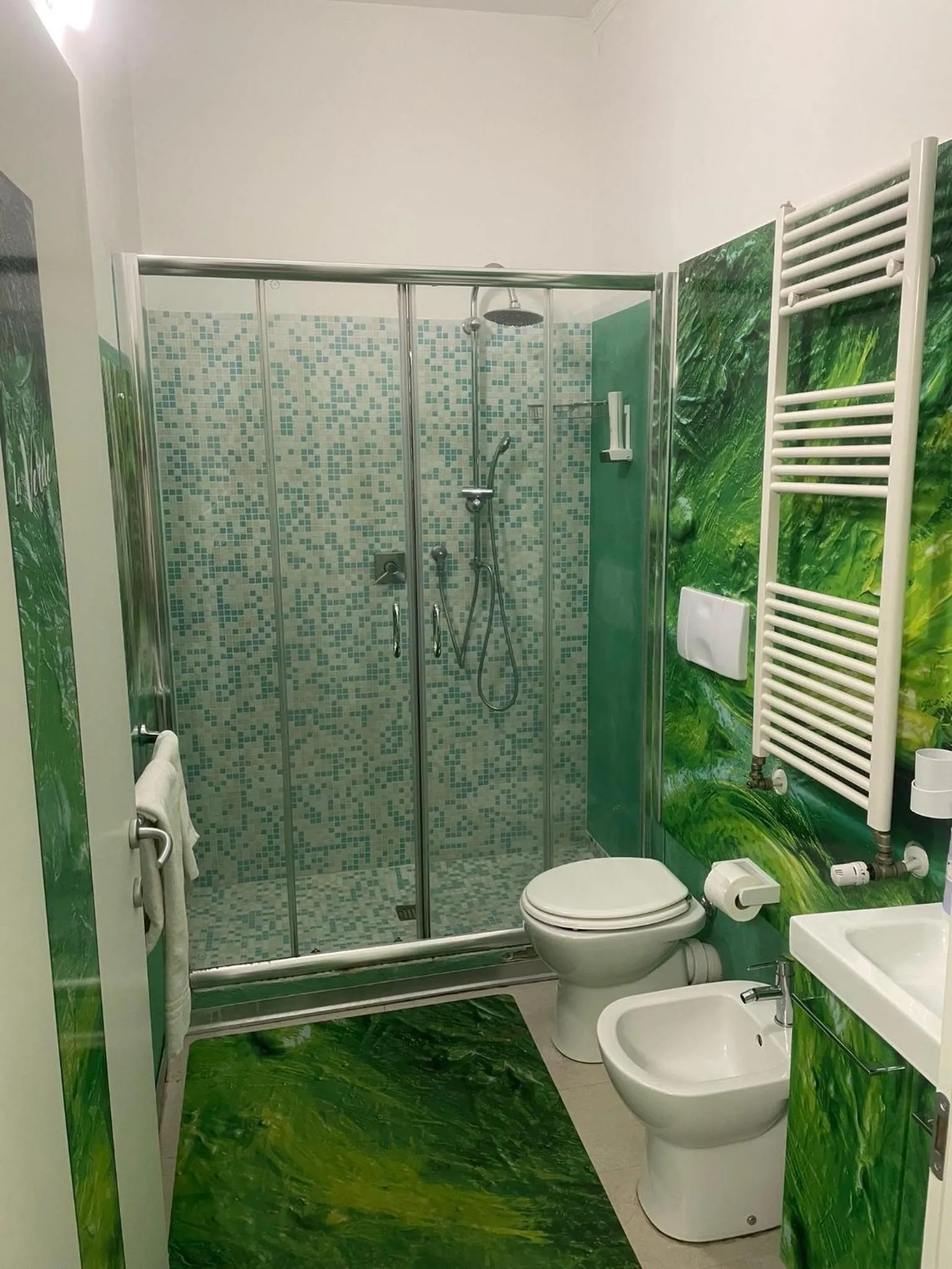 Shower in Rooms Of Love