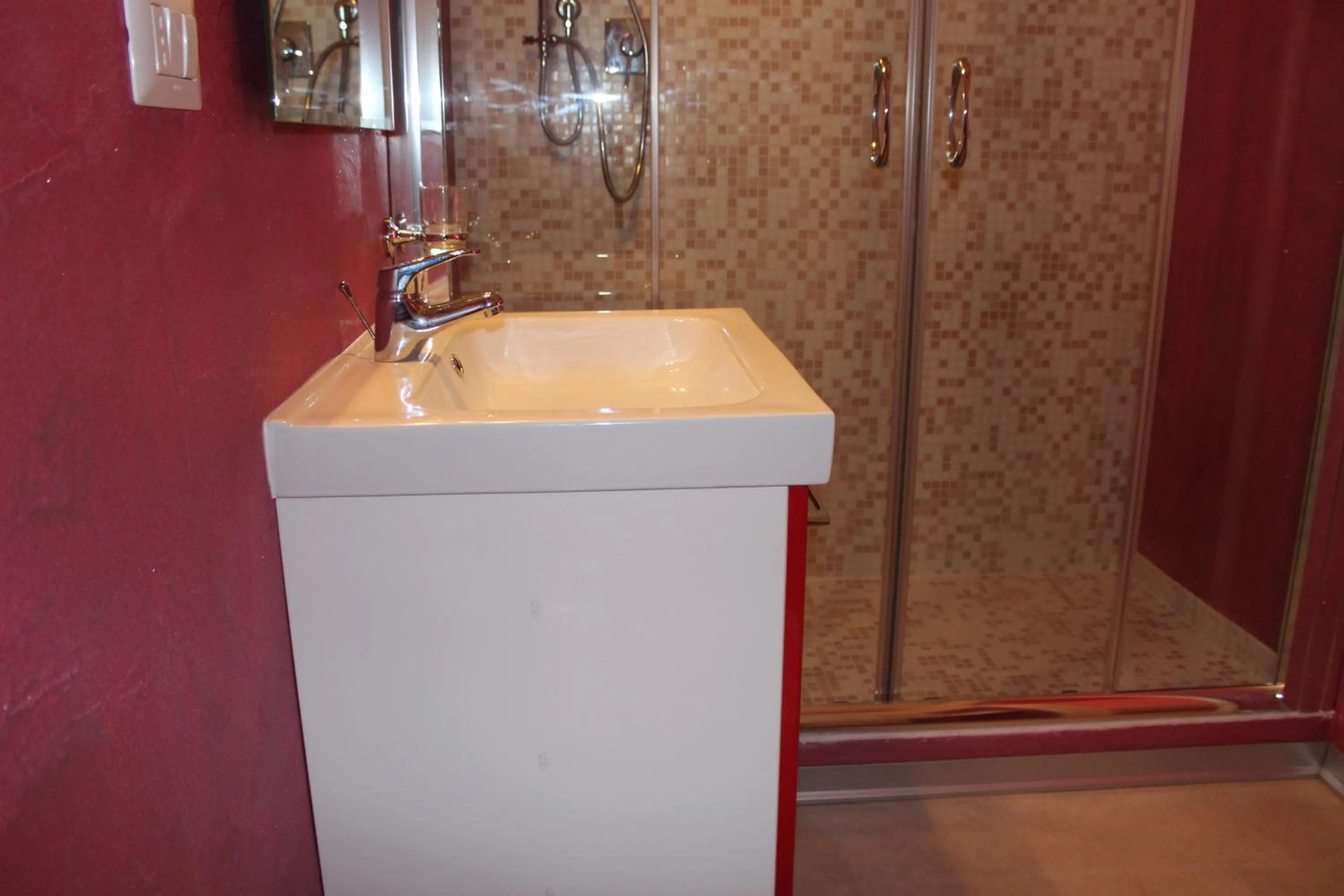 Shower in Rooms Of Love