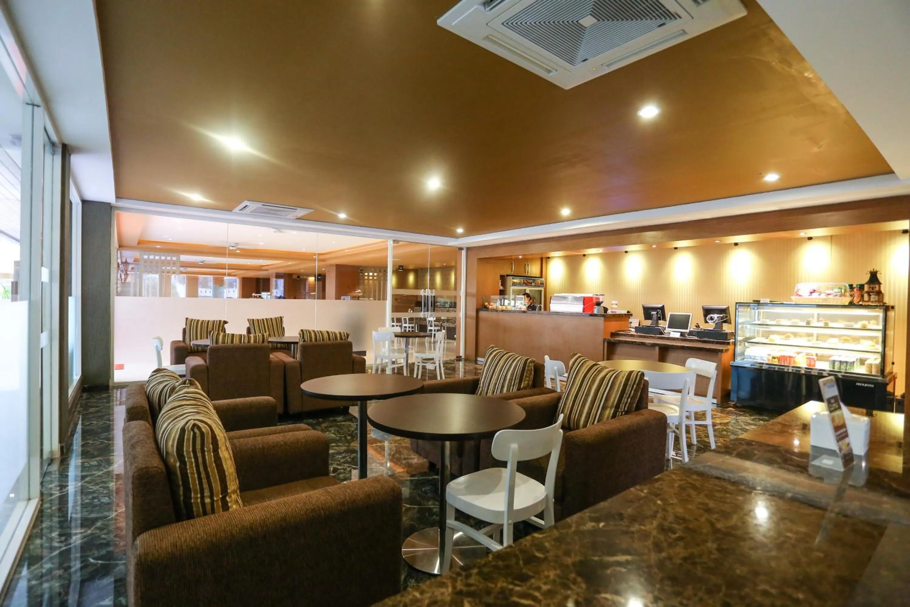 Restaurant/places to eat in Sylvia Hotel Premier Kupang