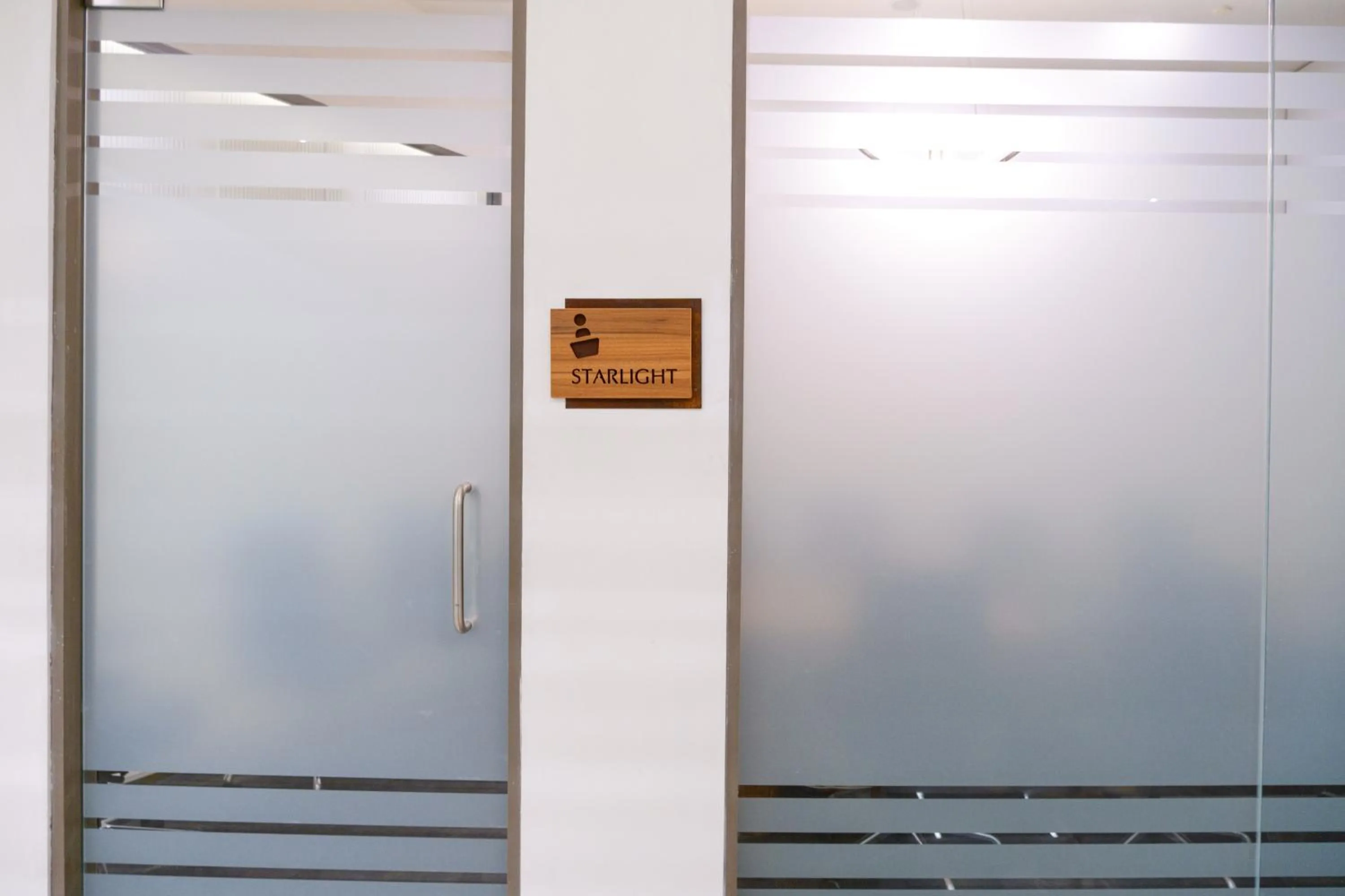 microwave in 0484 Aero Lounge-Terminal 2 Cochin Airport Hotel