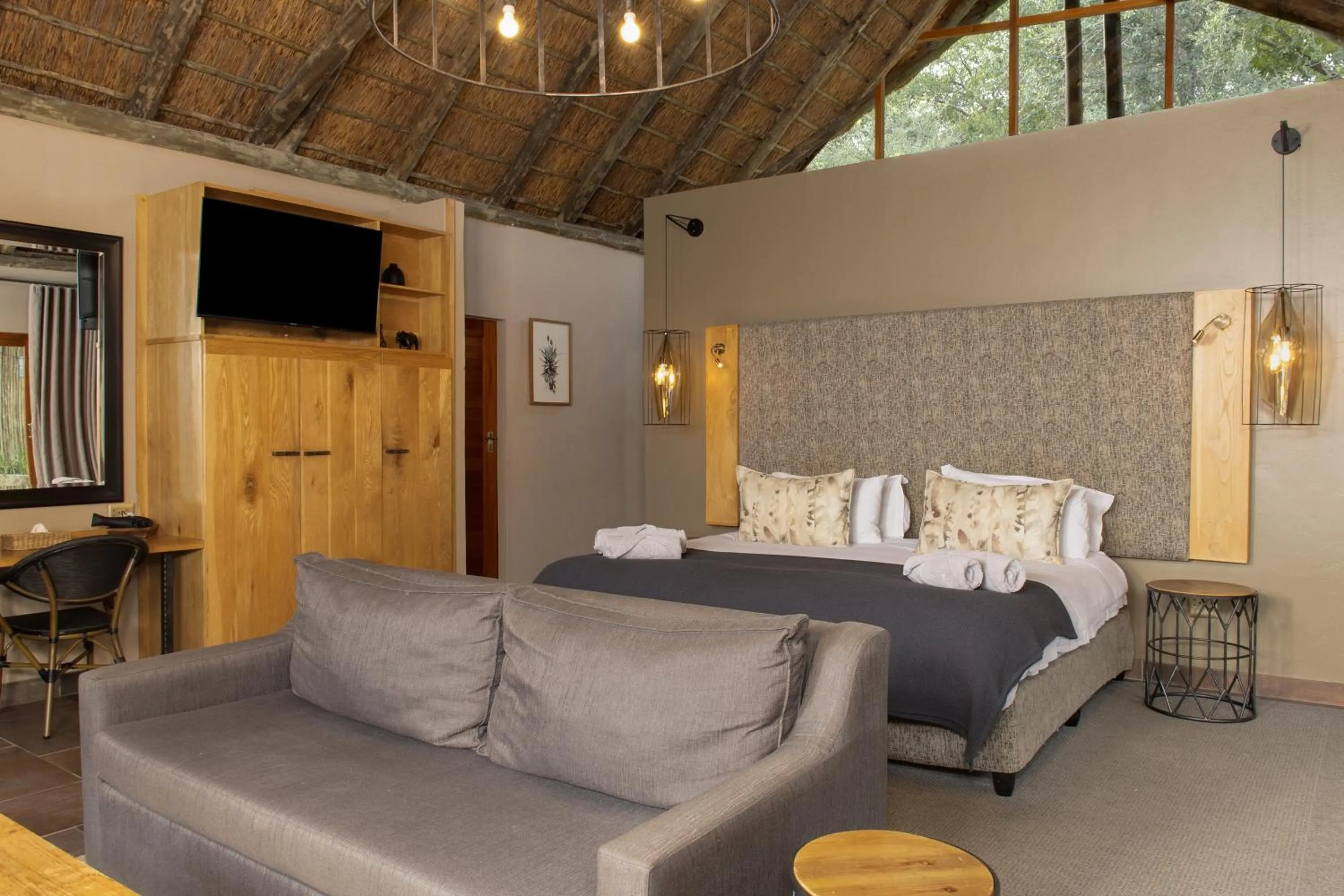 Shower, Bed in Black Rhino Game Lodge
