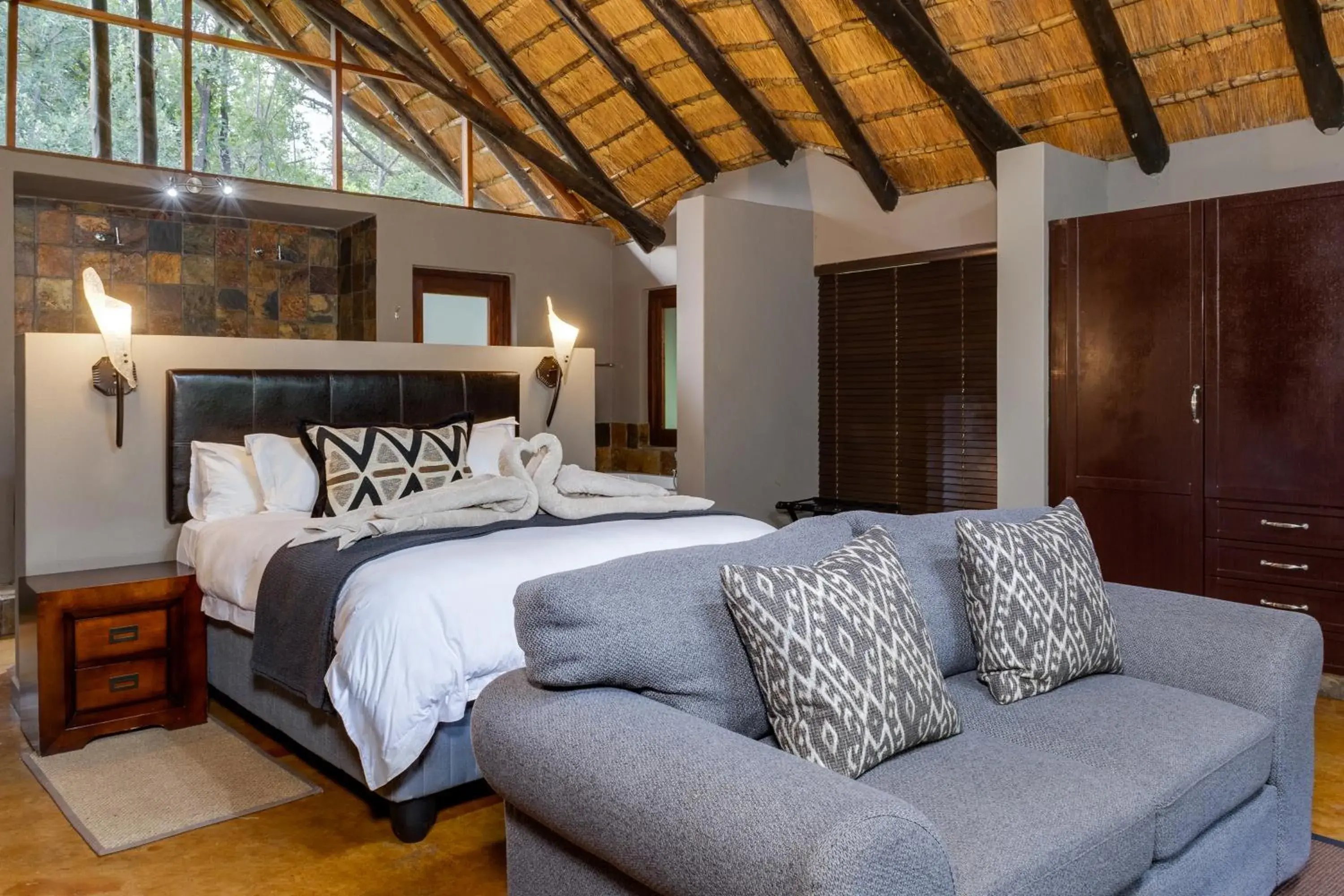 Shower, Bed in Black Rhino Game Lodge Shower, Bed in Black Rhino Game Lodge