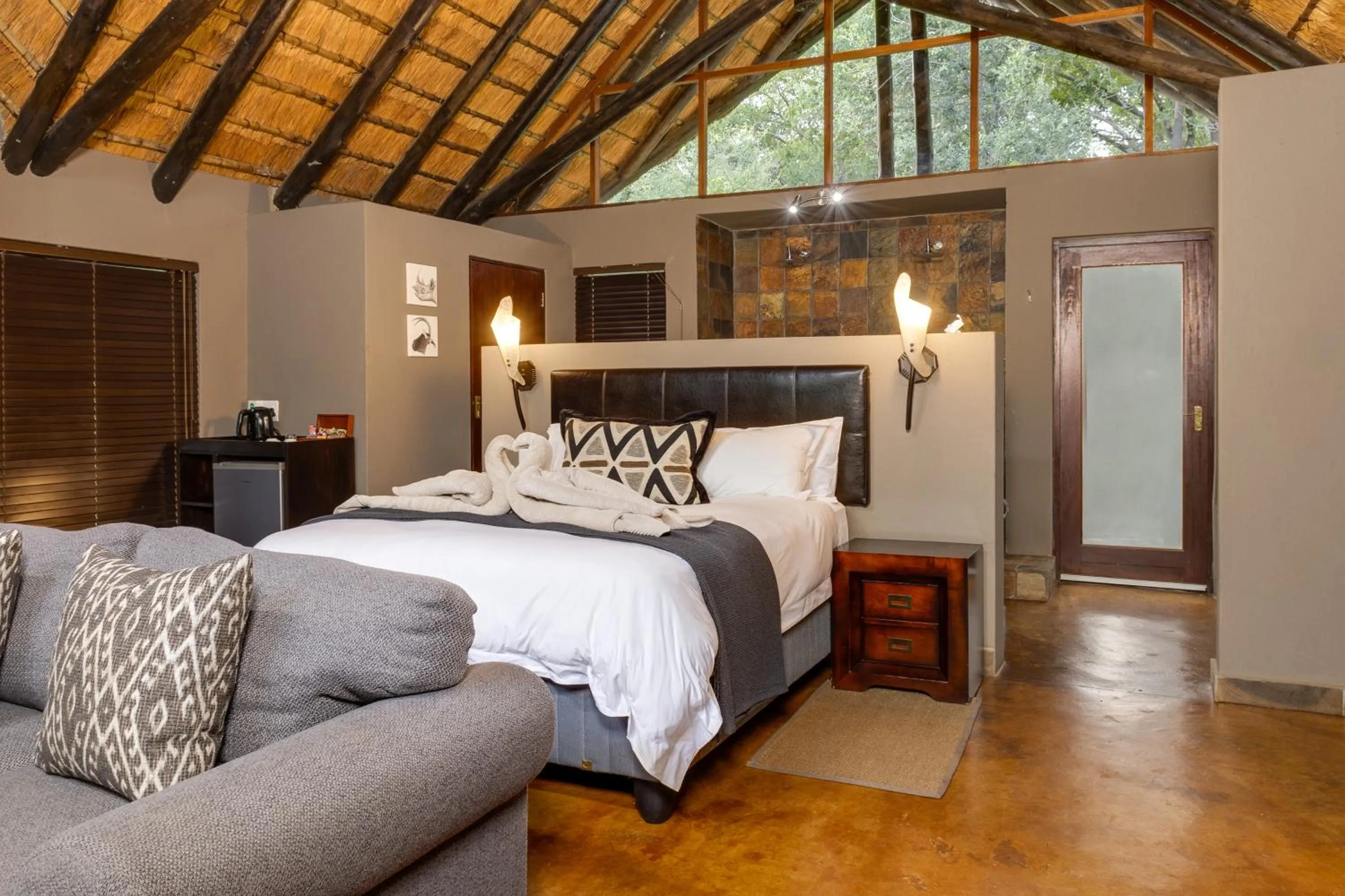 Shower, Bed in Black Rhino Game Lodge