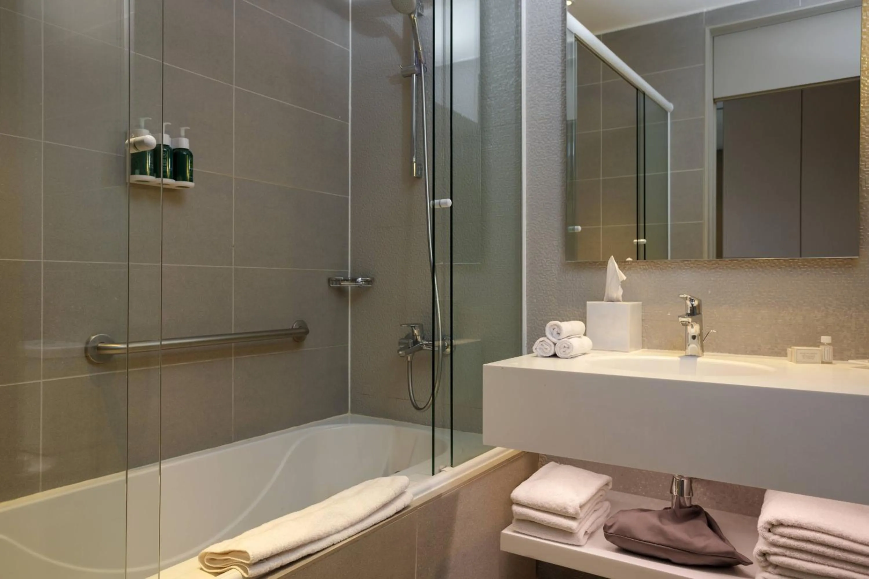 Bathroom in Courtyard by Marriott Santiago Las Condes