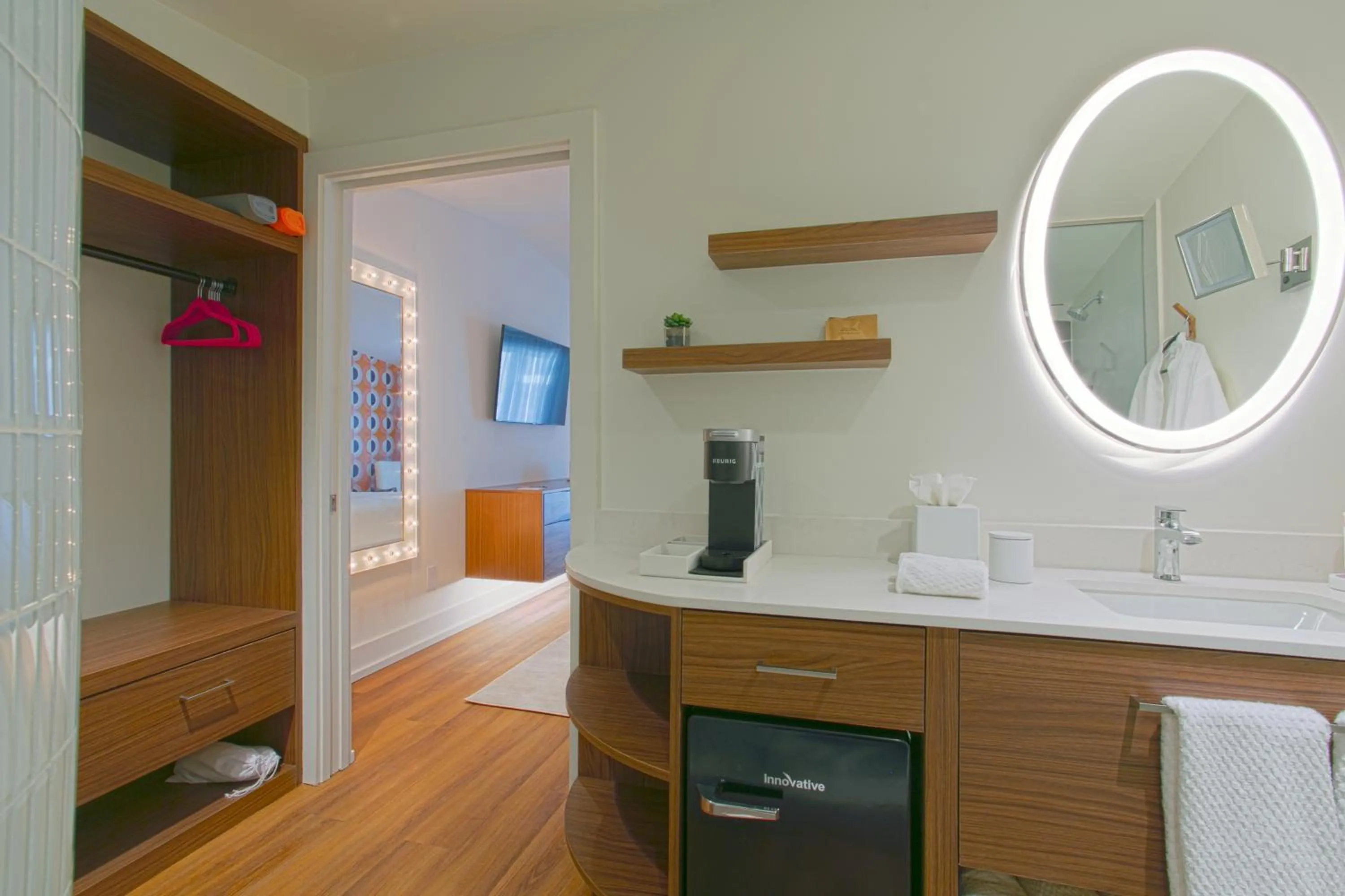 Nostalgic King, Magic Fingers Bed in Interstate Inn