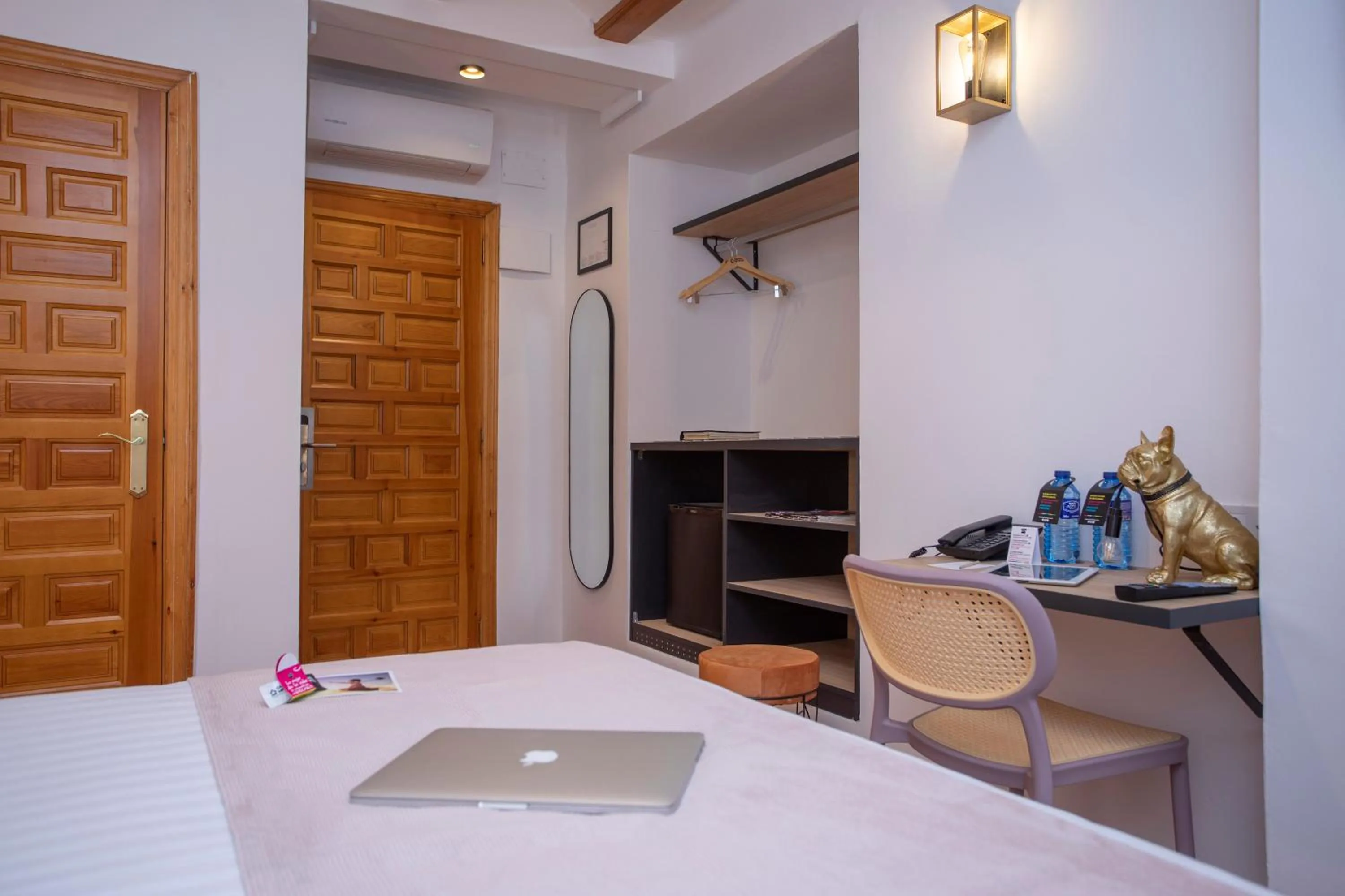 Photo of the whole room, Bed in Casual Natura Valencia