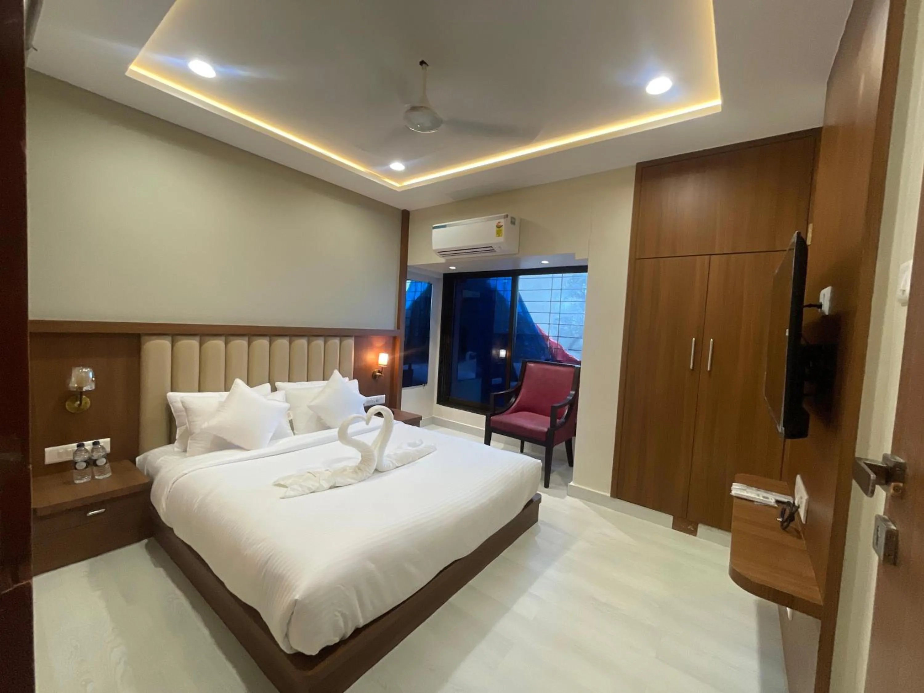 Bedroom, Bed in The Byke Shanti Villa - Mahableshwar