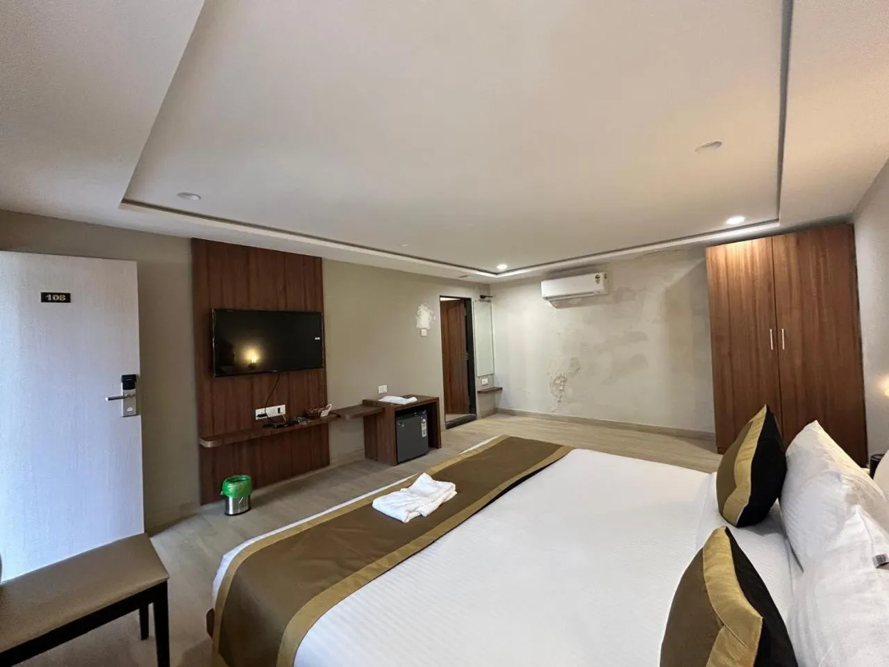 Photo of the whole room, Bed in The Byke Shanti Villa - Mahableshwar