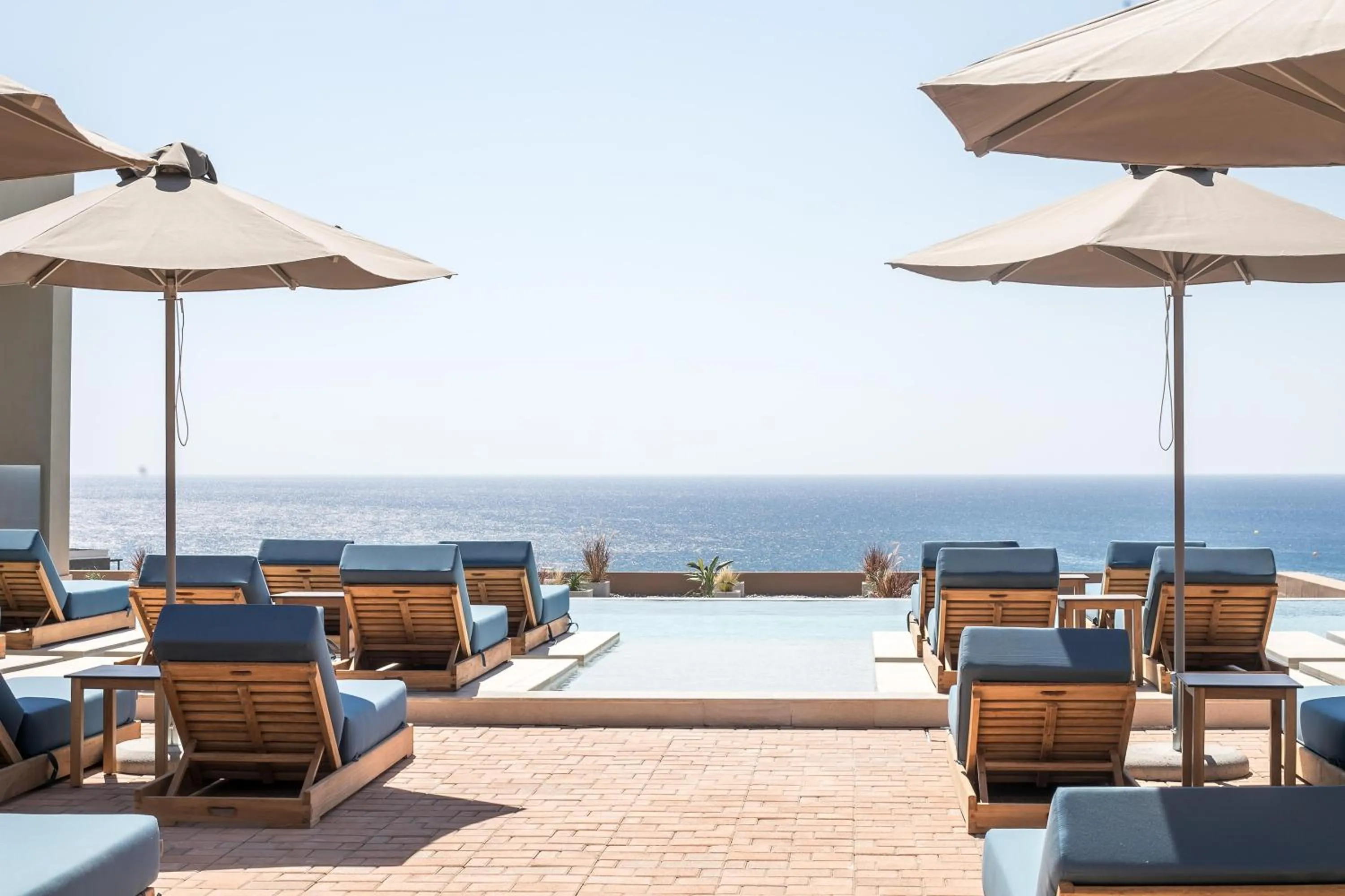 Swimming pool in Este Elegant Suites & Villas - Adults Only
