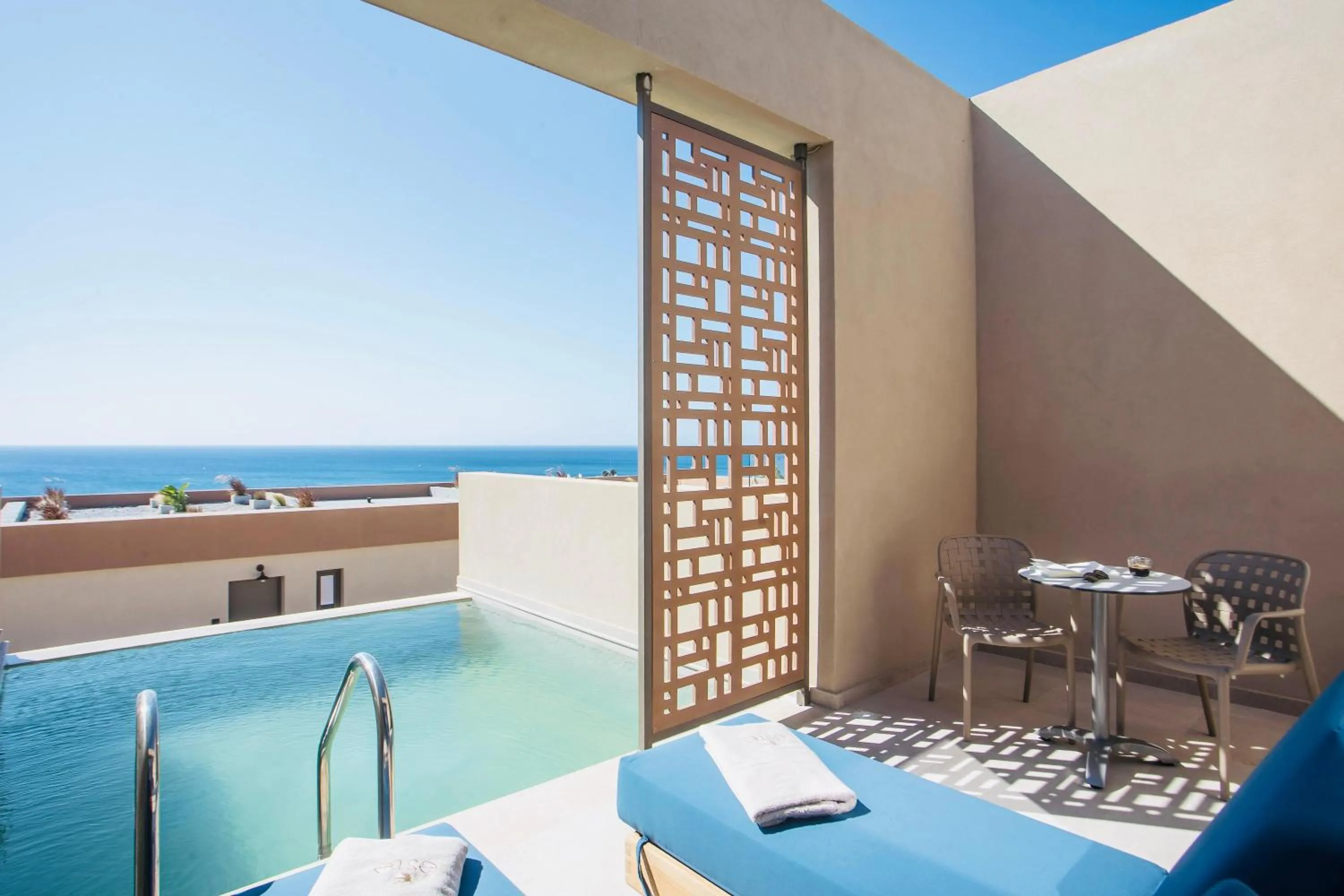 Swimming pool in Este Elegant Suites & Villas - Adults Only