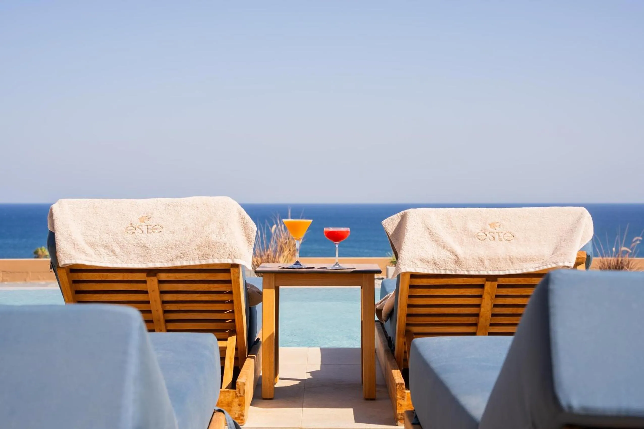 Swimming pool in Este Elegant Suites & Villas - Adults Only