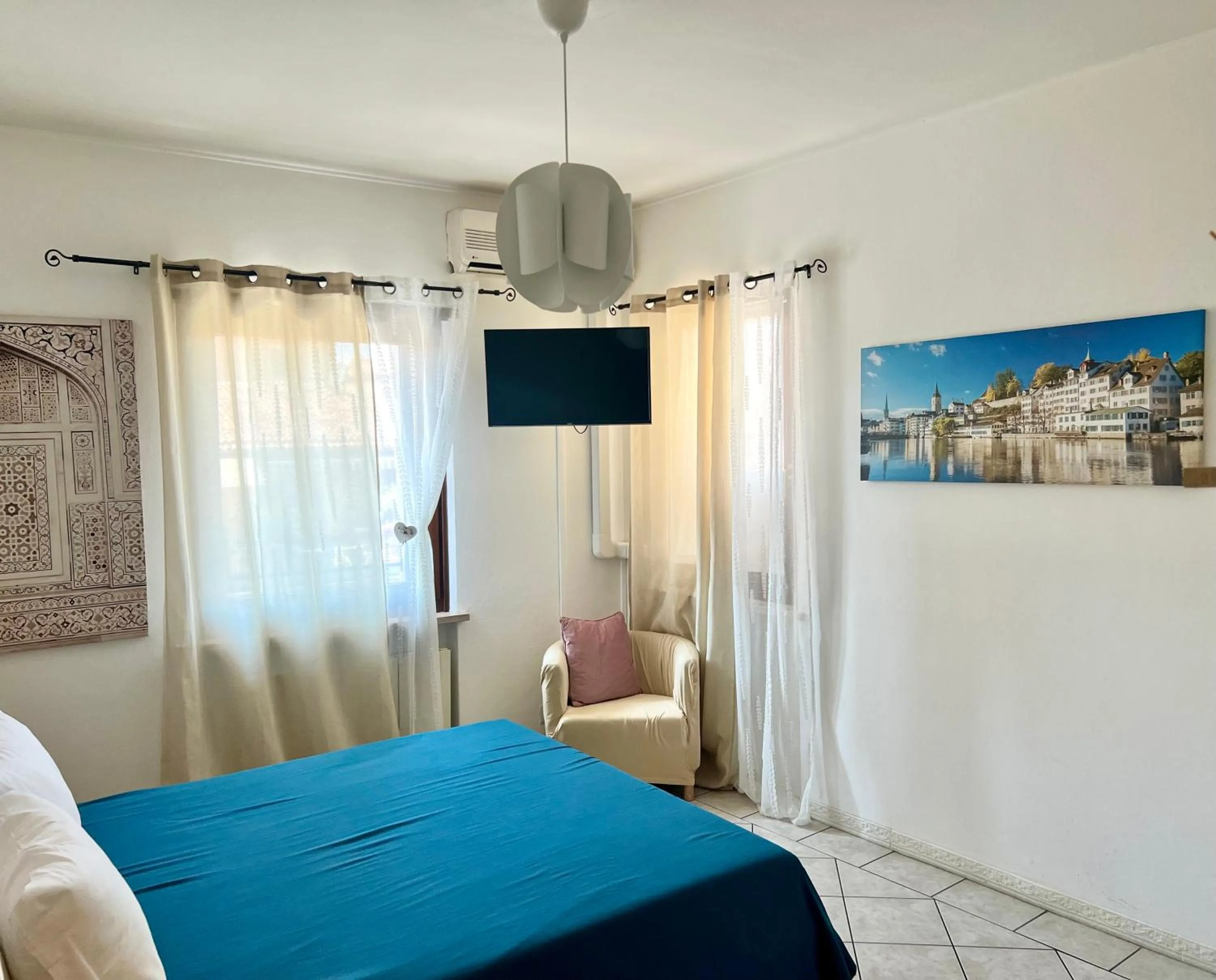 fireplace, Bed in Verona Rooms