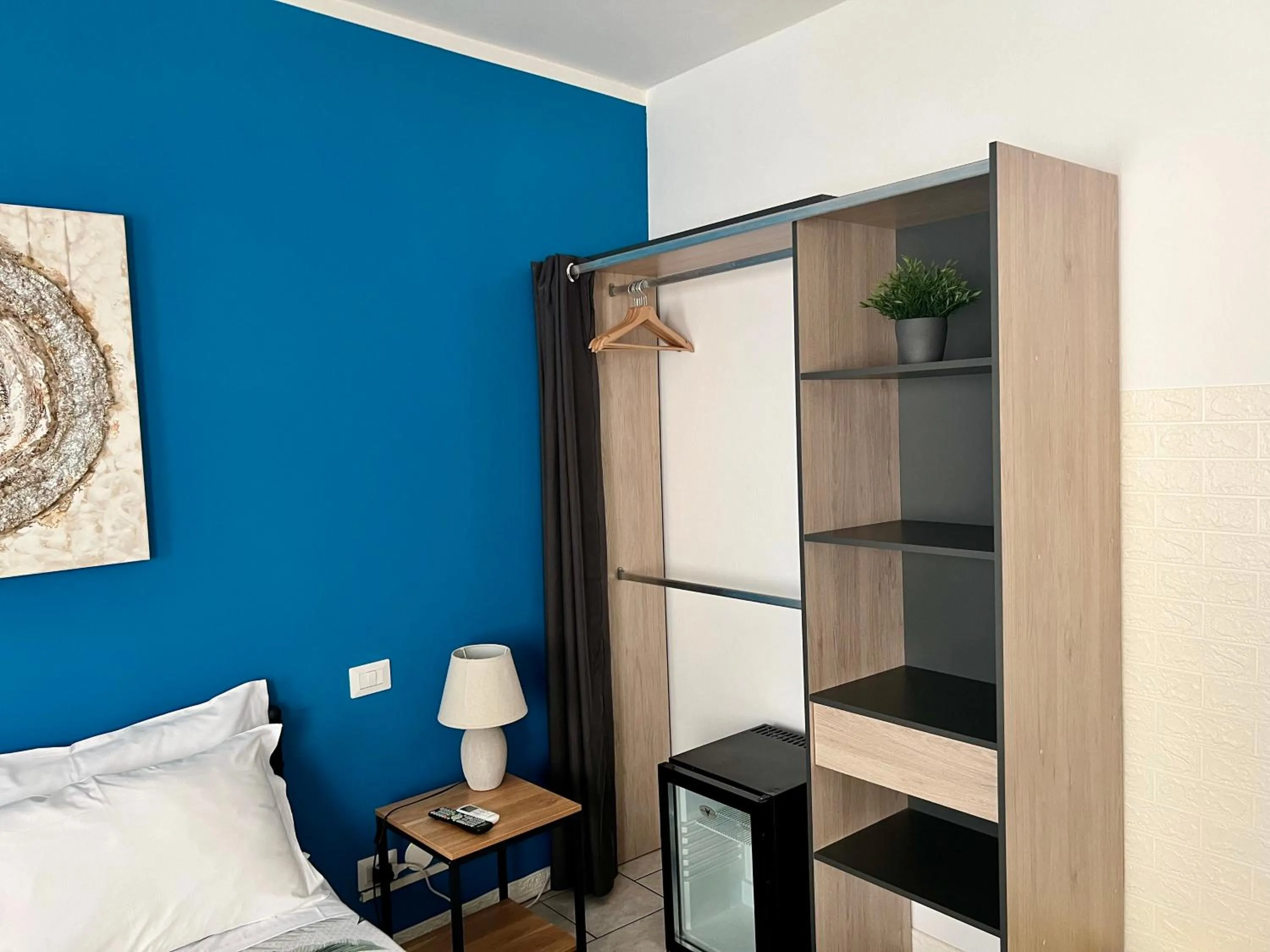 wardrobe, Bed in Verona Rooms