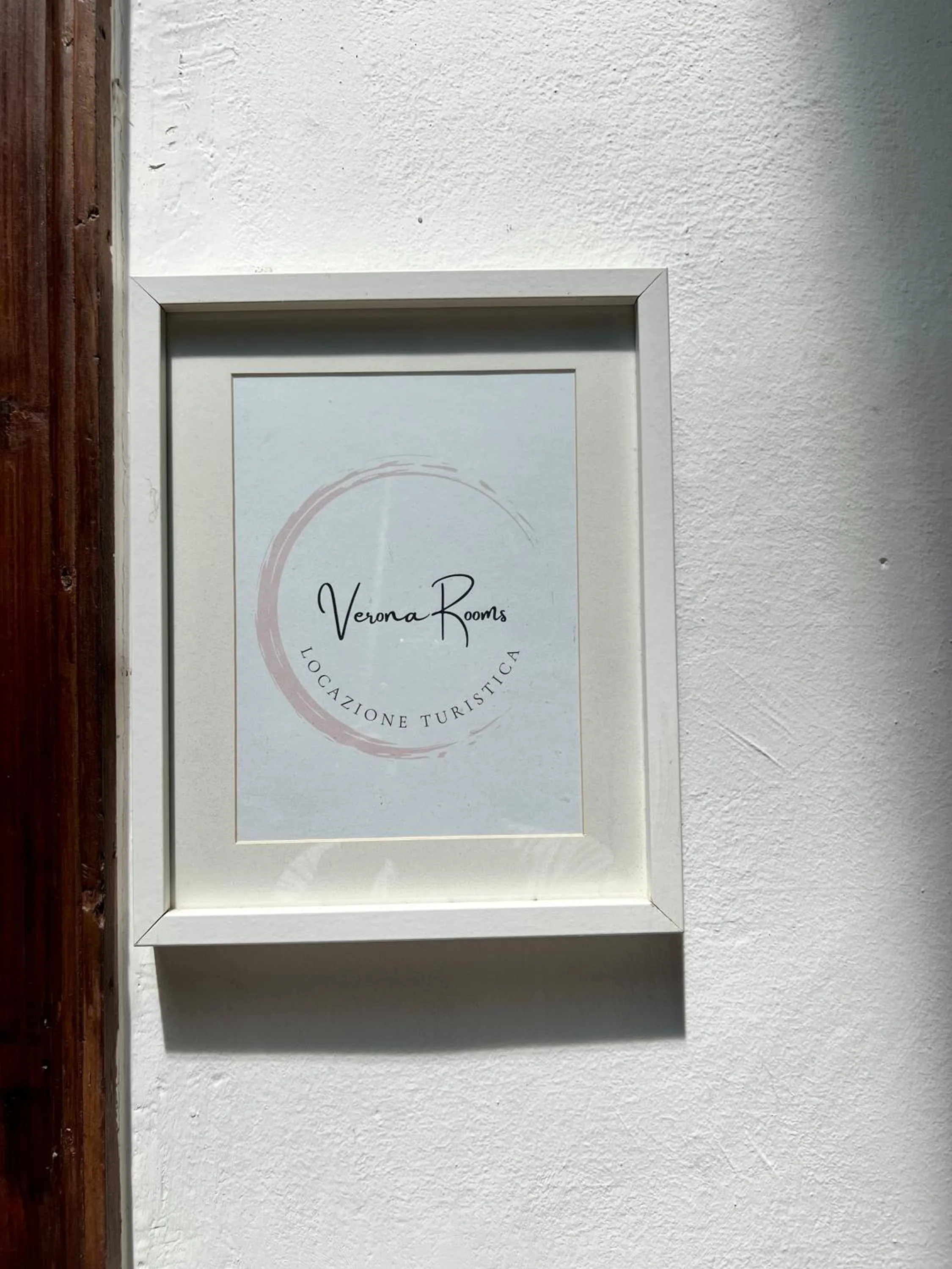 Logo/Certificate/Sign in Verona Rooms