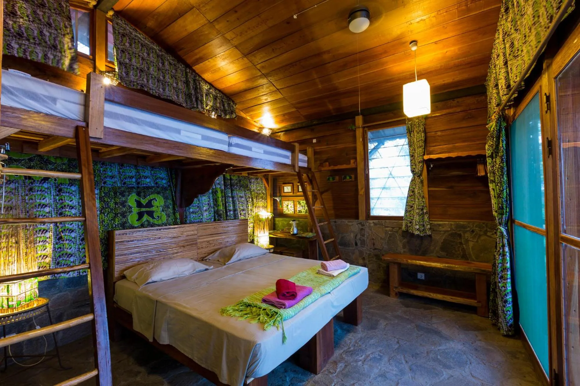 Photo of the whole room, Bed in Mucumbli
