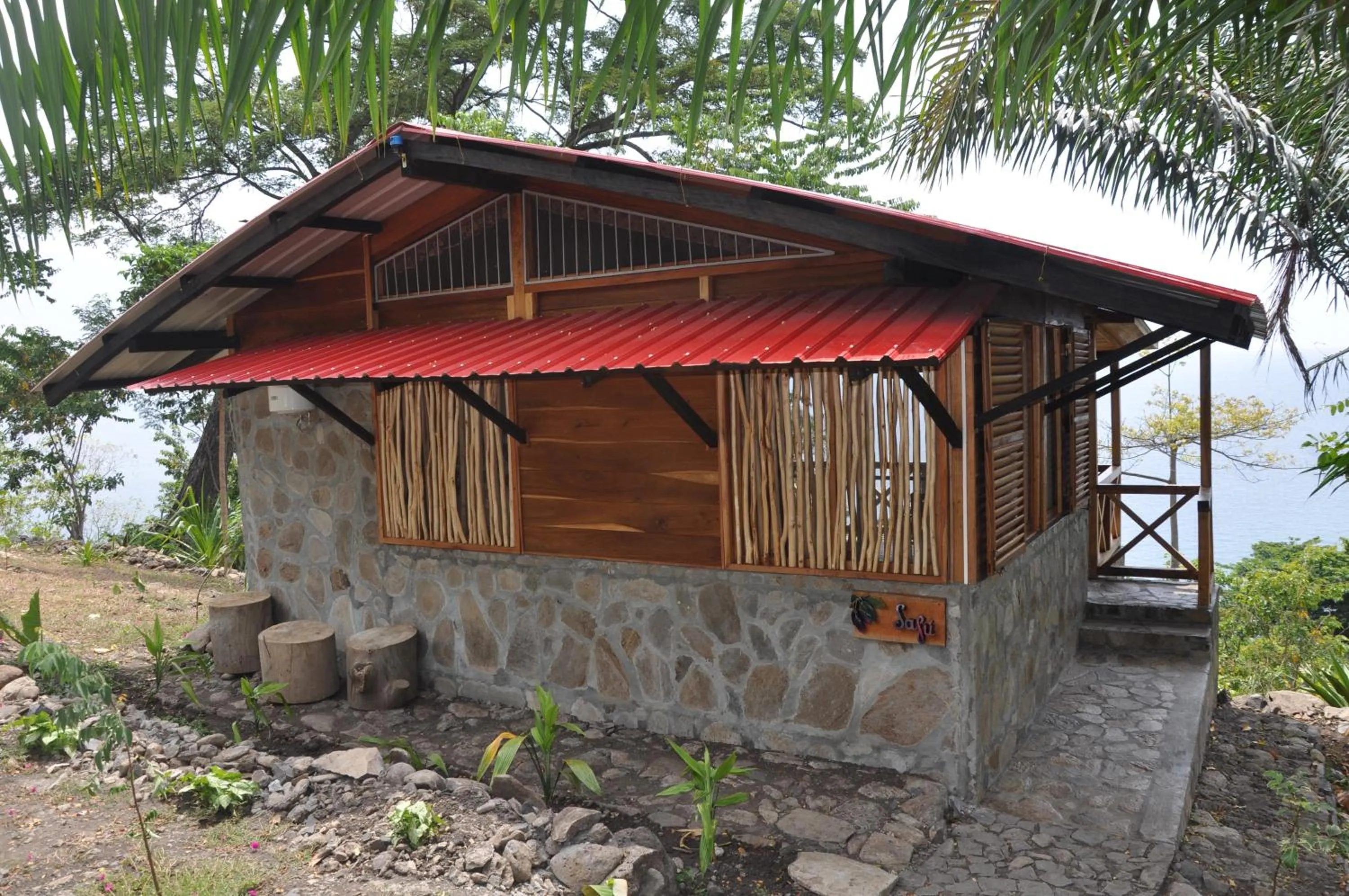 Facade/entrance in Mucumbli