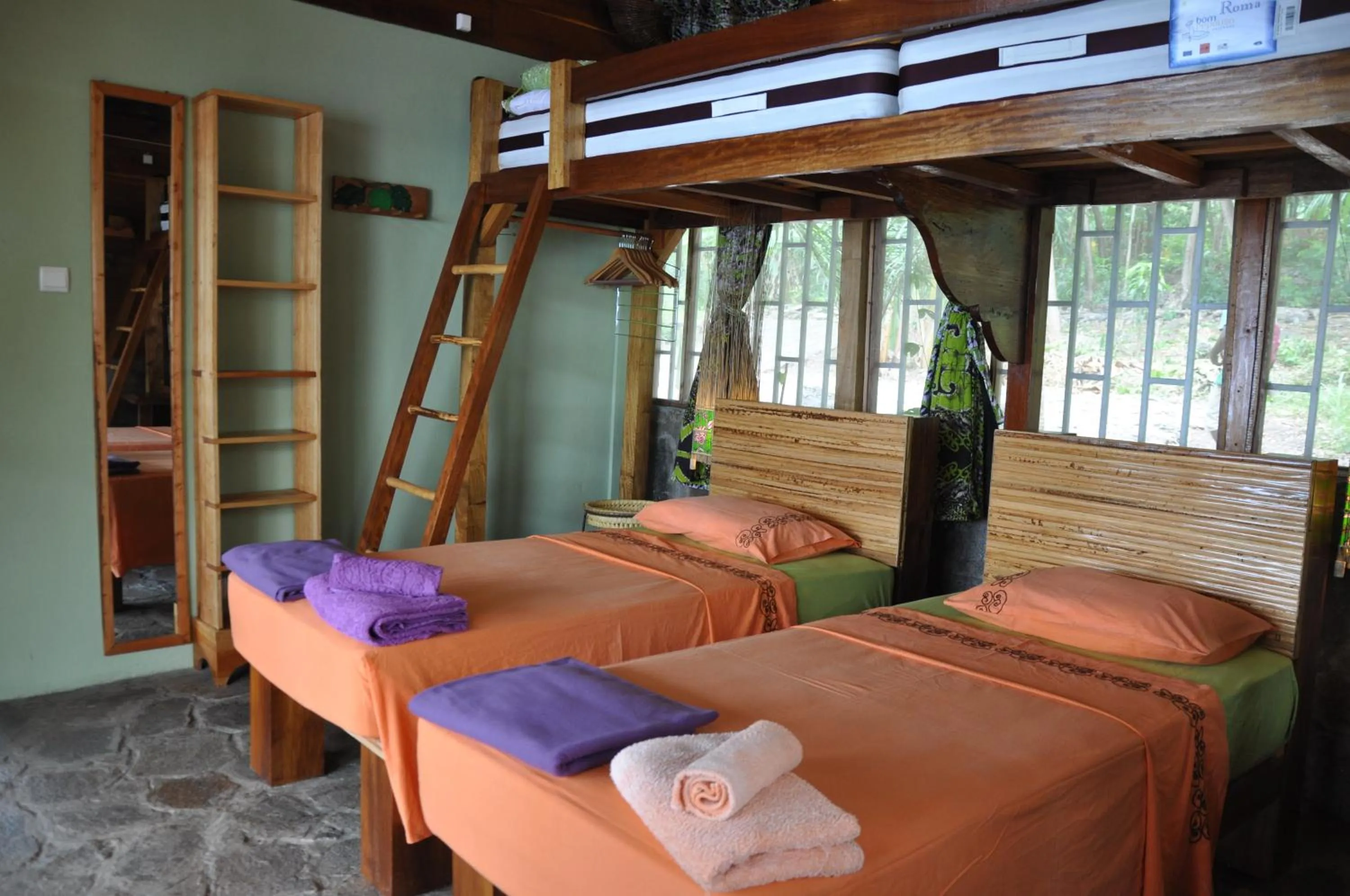 Bedroom, Bed in Mucumbli