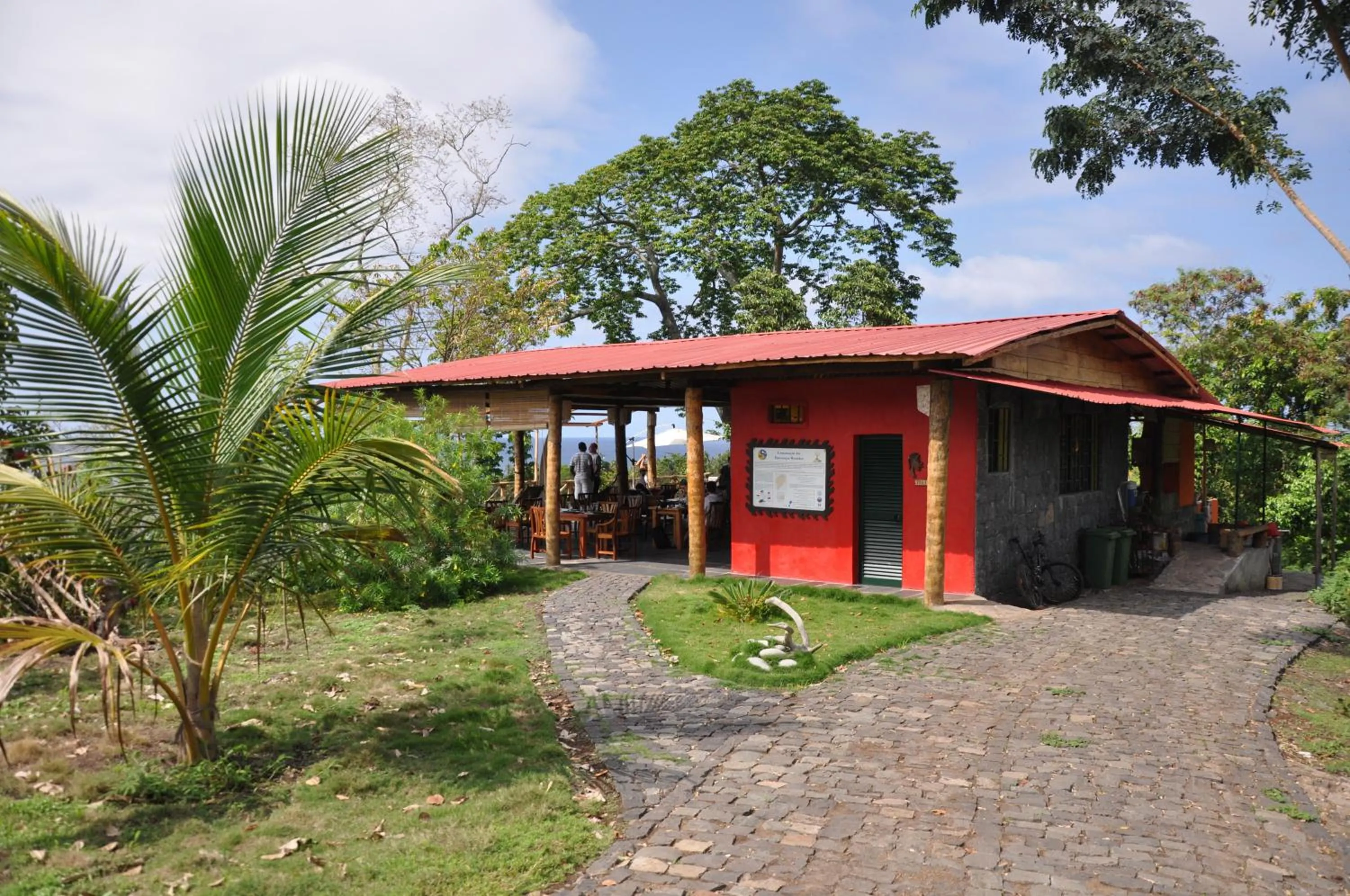 Facade/entrance in Mucumbli