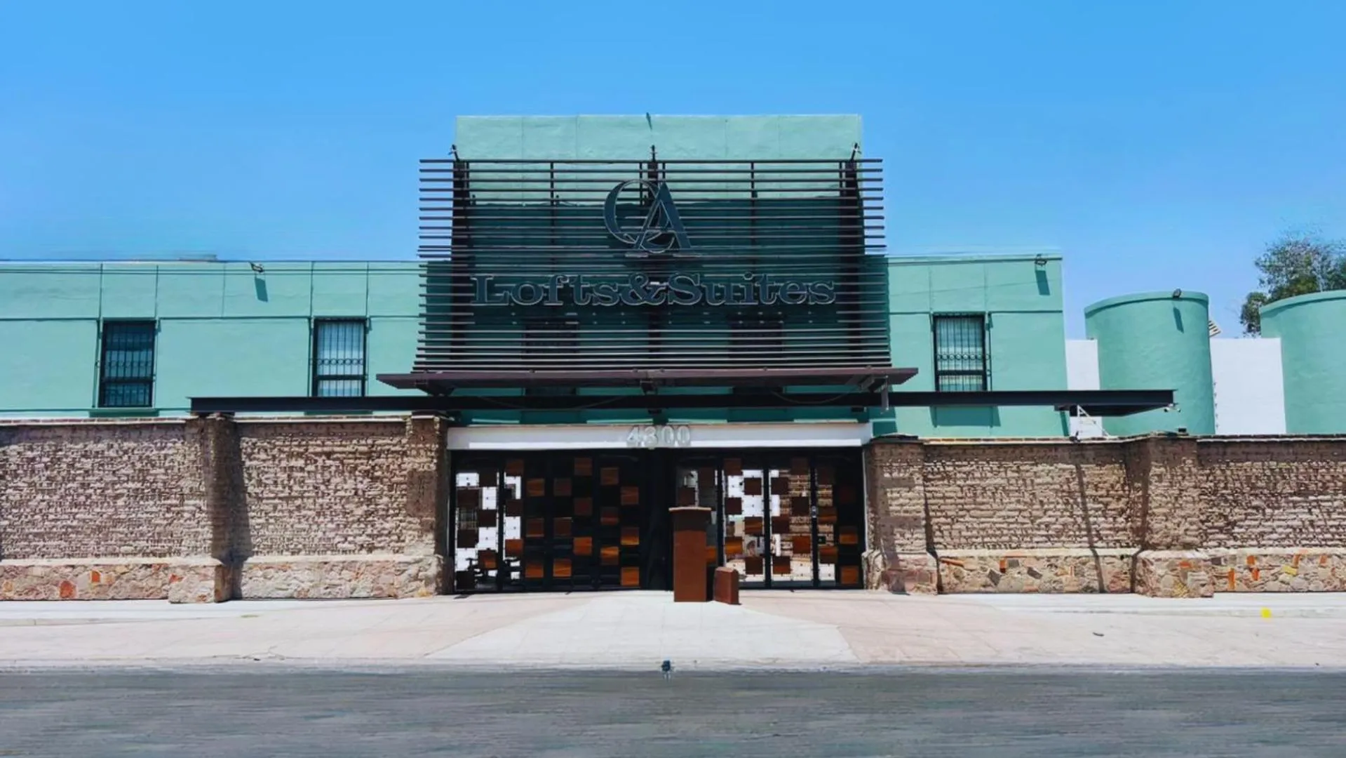 Facade/entrance in QA Hotel