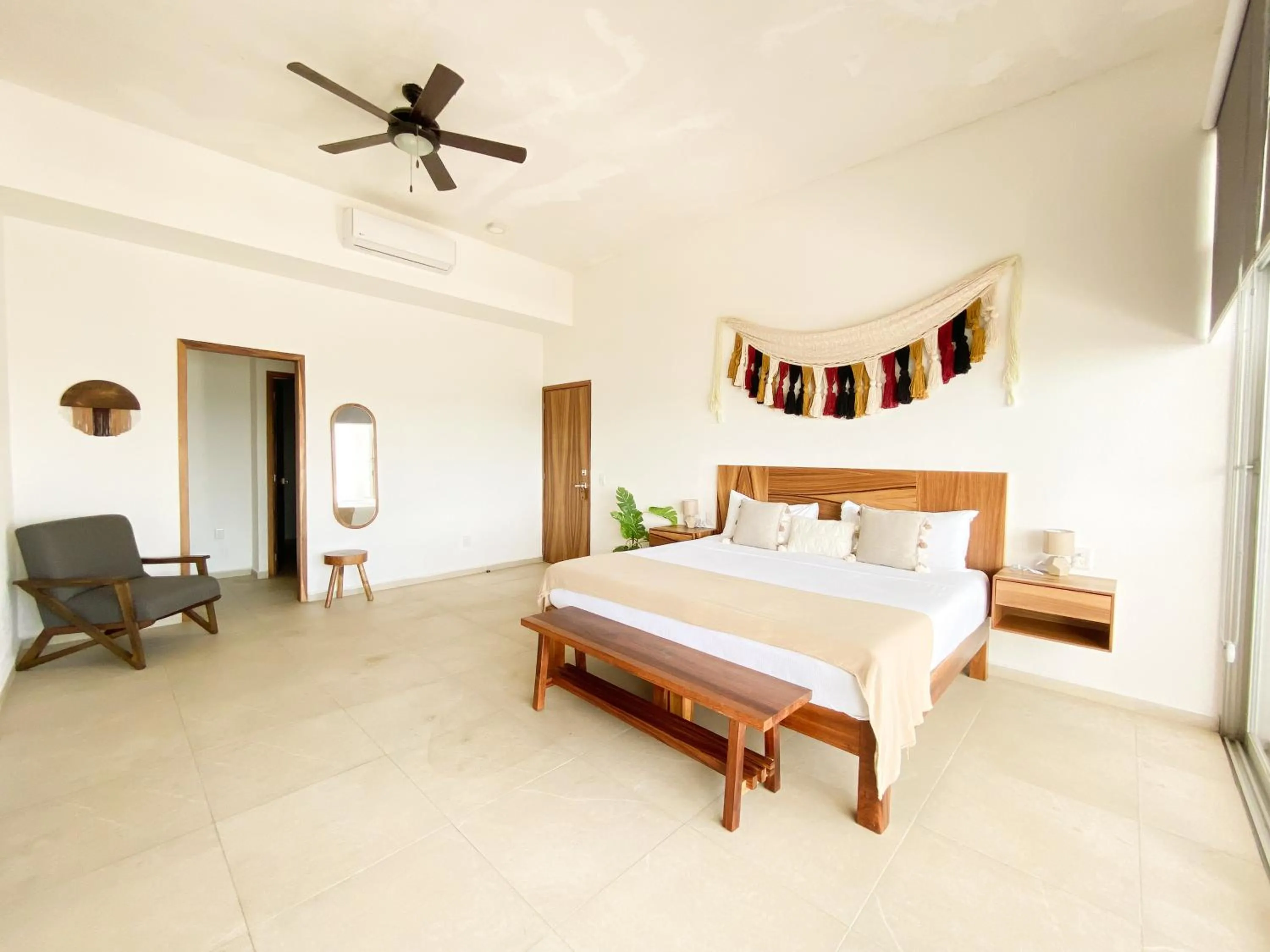 Photo of the whole room, Bed in Itare Beach House