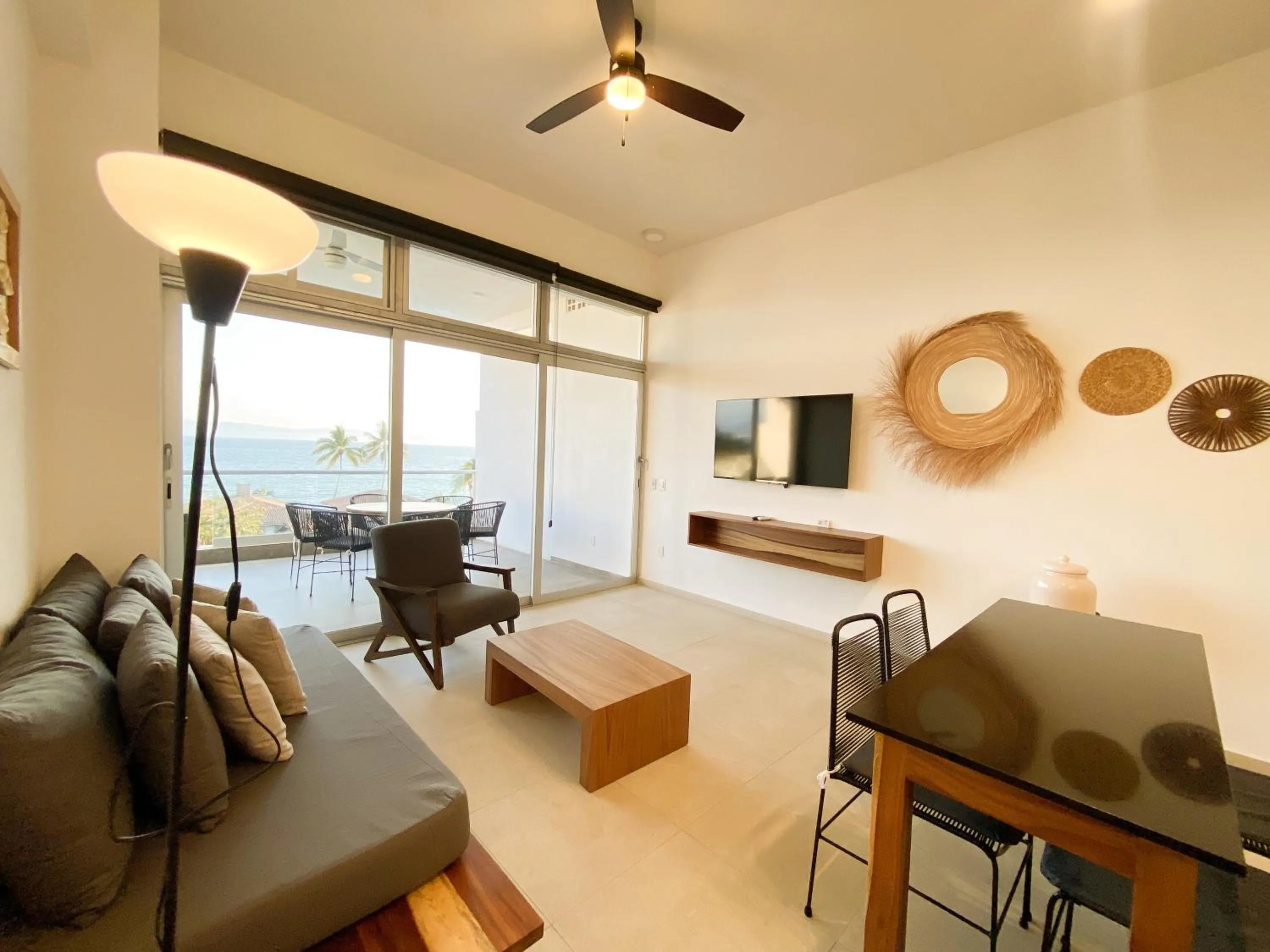 Communal lounge/ TV room in Itare Beach House