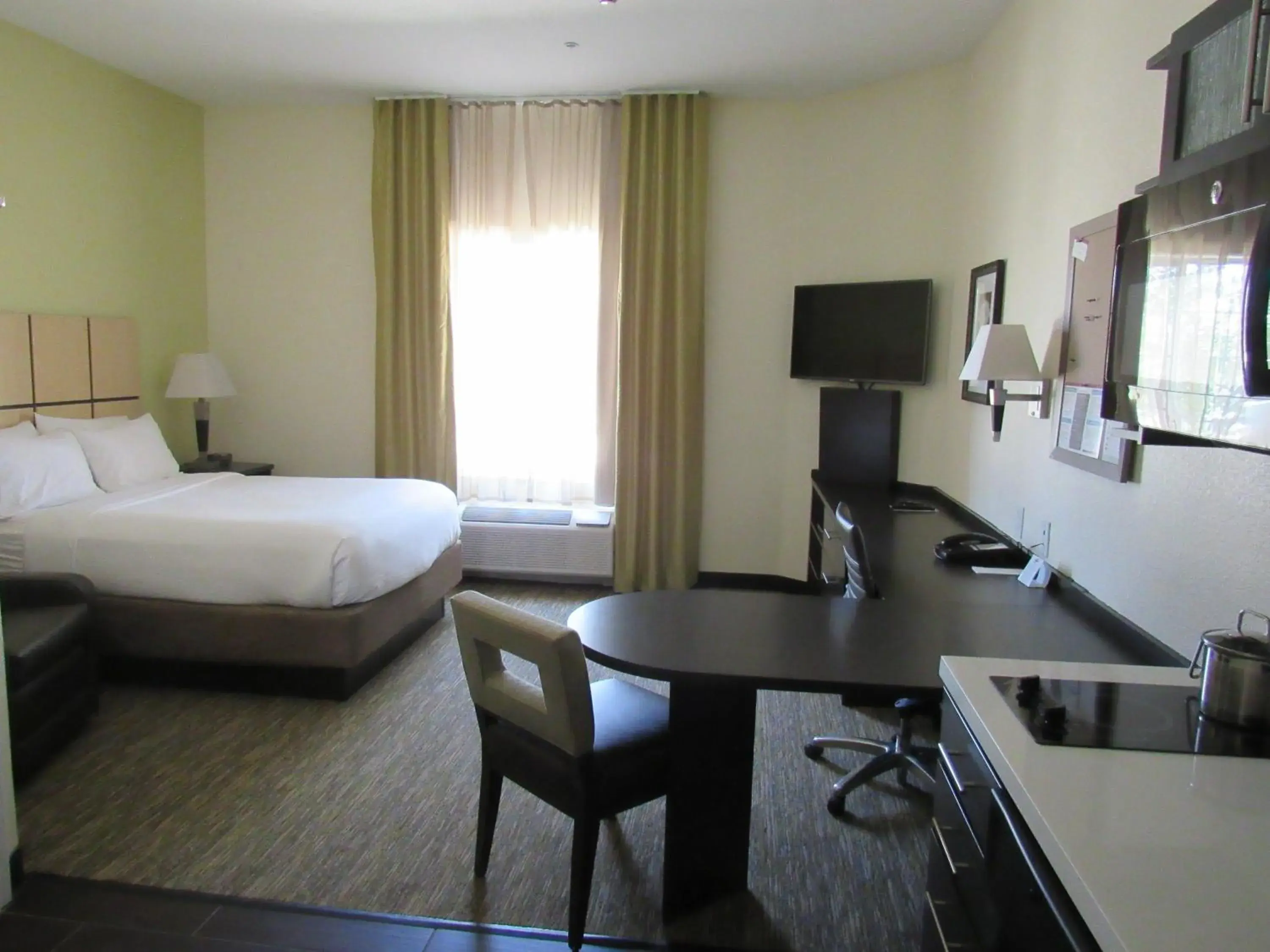 TV and multimedia, Bed in Candlewood Suites Cotulla by IHG TV and multimedia, Bed in Candlewood Suites Cotulla by IHG