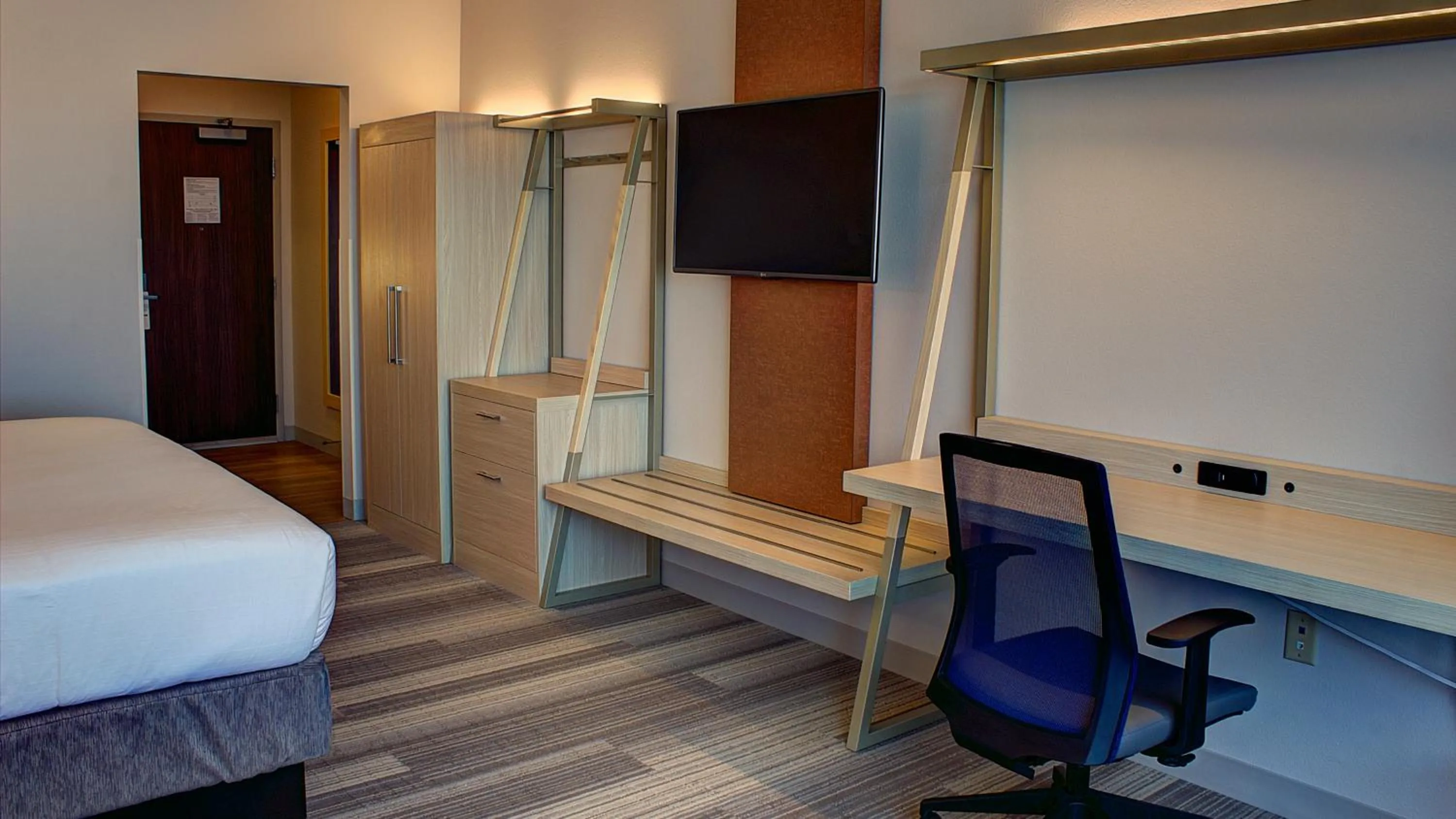 Photo of the whole room, Bed in Holiday Inn Express Spencer by IHG